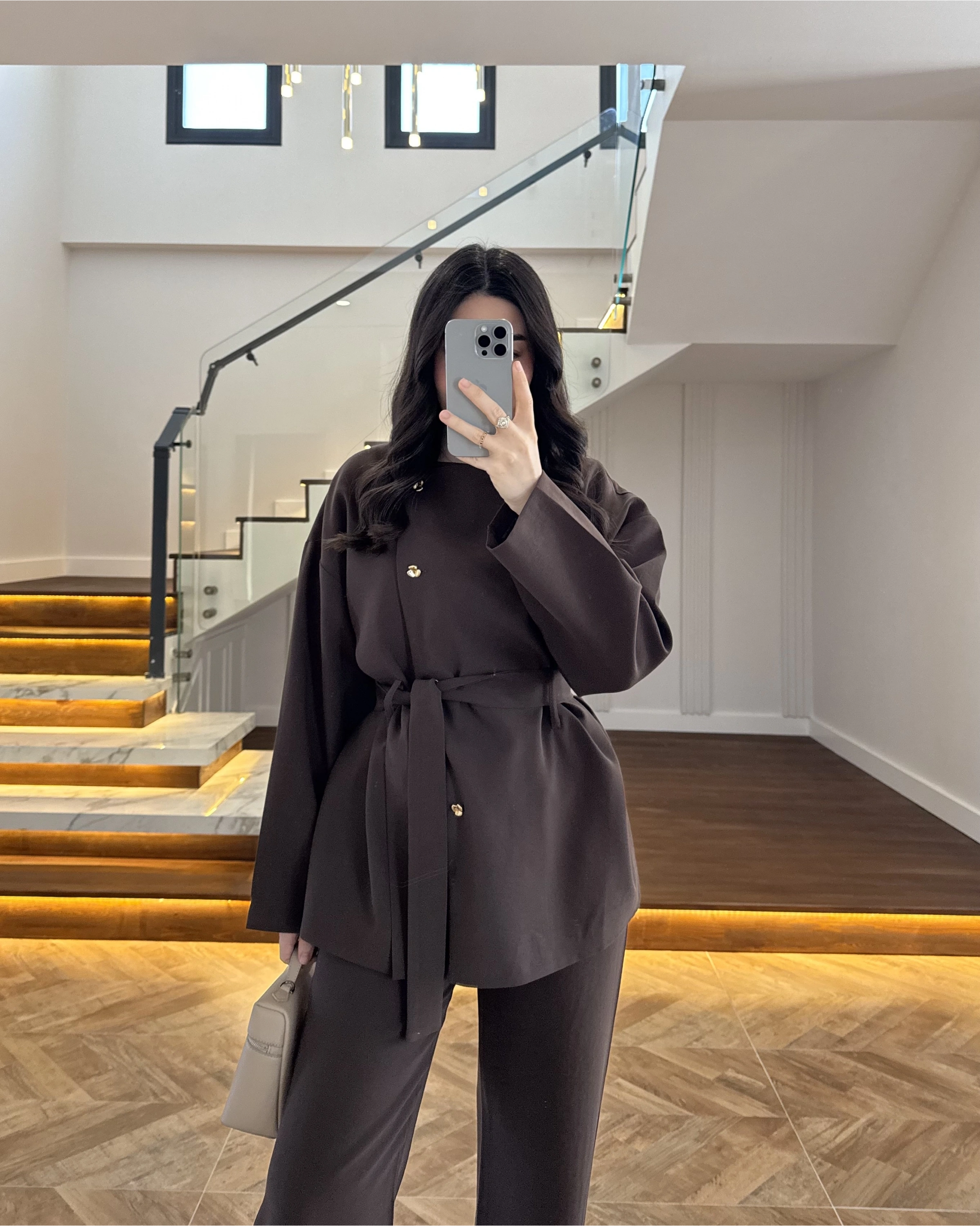 KAHVE ASİMETRİK GOLD DÜĞMELİ TAKIM-9023