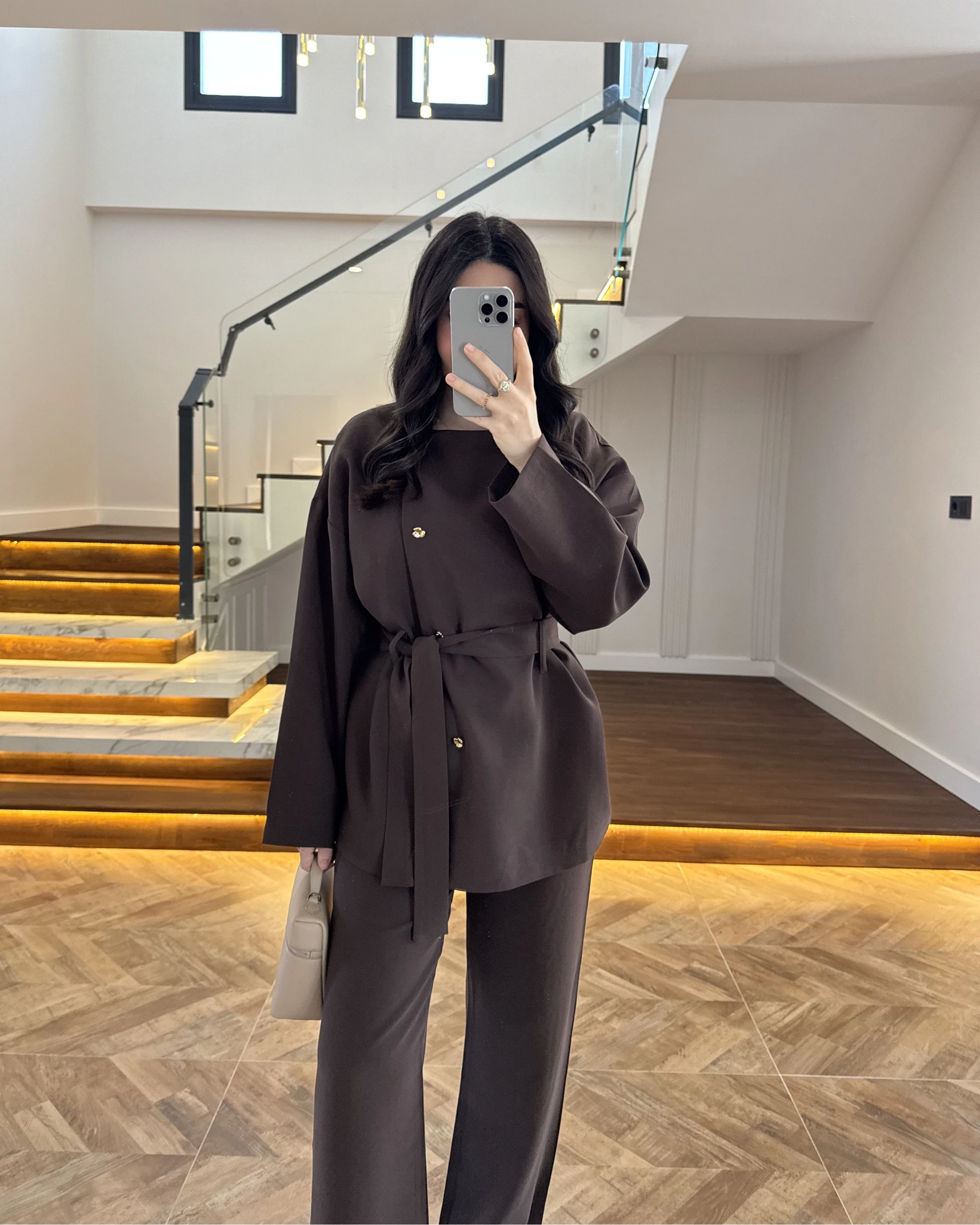 KAHVE ASİMETRİK GOLD DÜĞMELİ TAKIM-9023