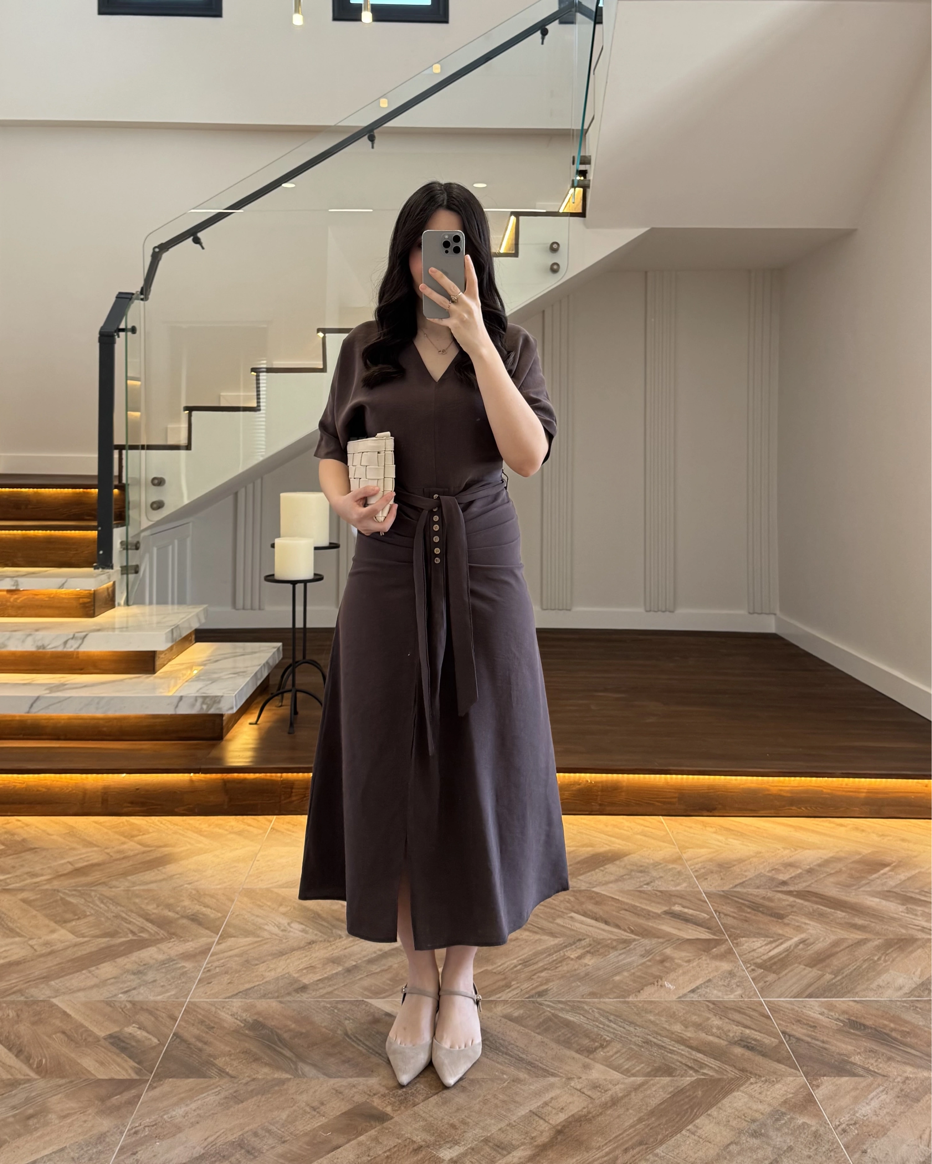 KAHVE ÖNÜ DÜĞMELİ KUŞAKLI TENSEL ELBİSE -5062