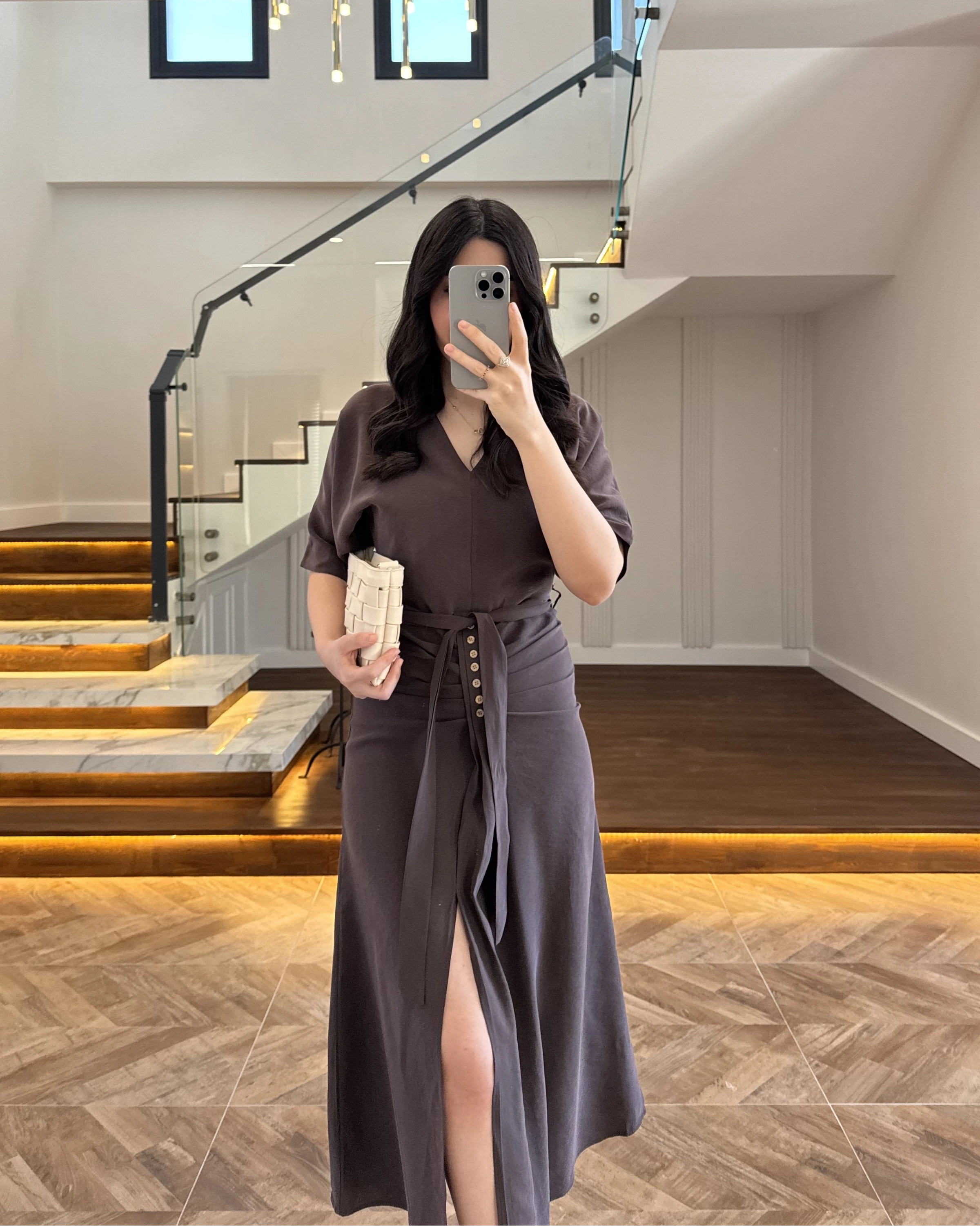 KAHVE ÖNÜ DÜĞMELİ KUŞAKLI TENSEL ELBİSE -5062