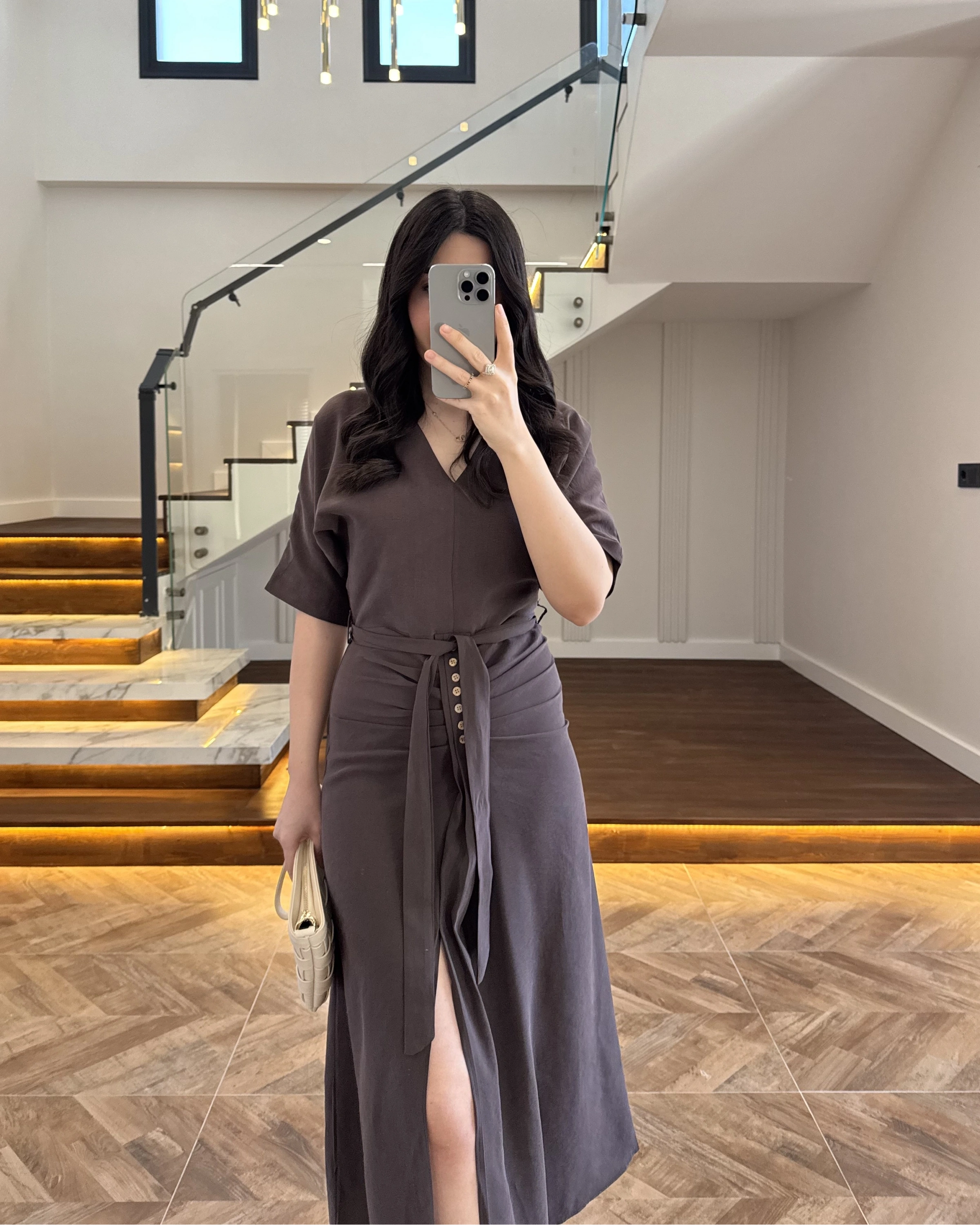 KAHVE ÖNÜ DÜĞMELİ KUŞAKLI TENSEL ELBİSE -5062