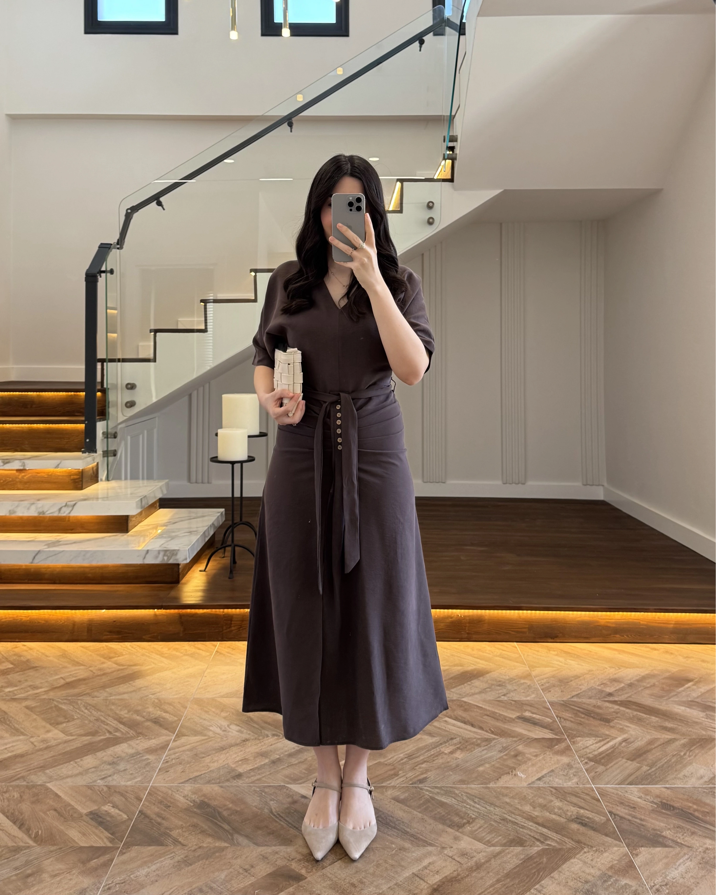 KAHVE ÖNÜ DÜĞMELİ KUŞAKLI TENSEL ELBİSE -5062