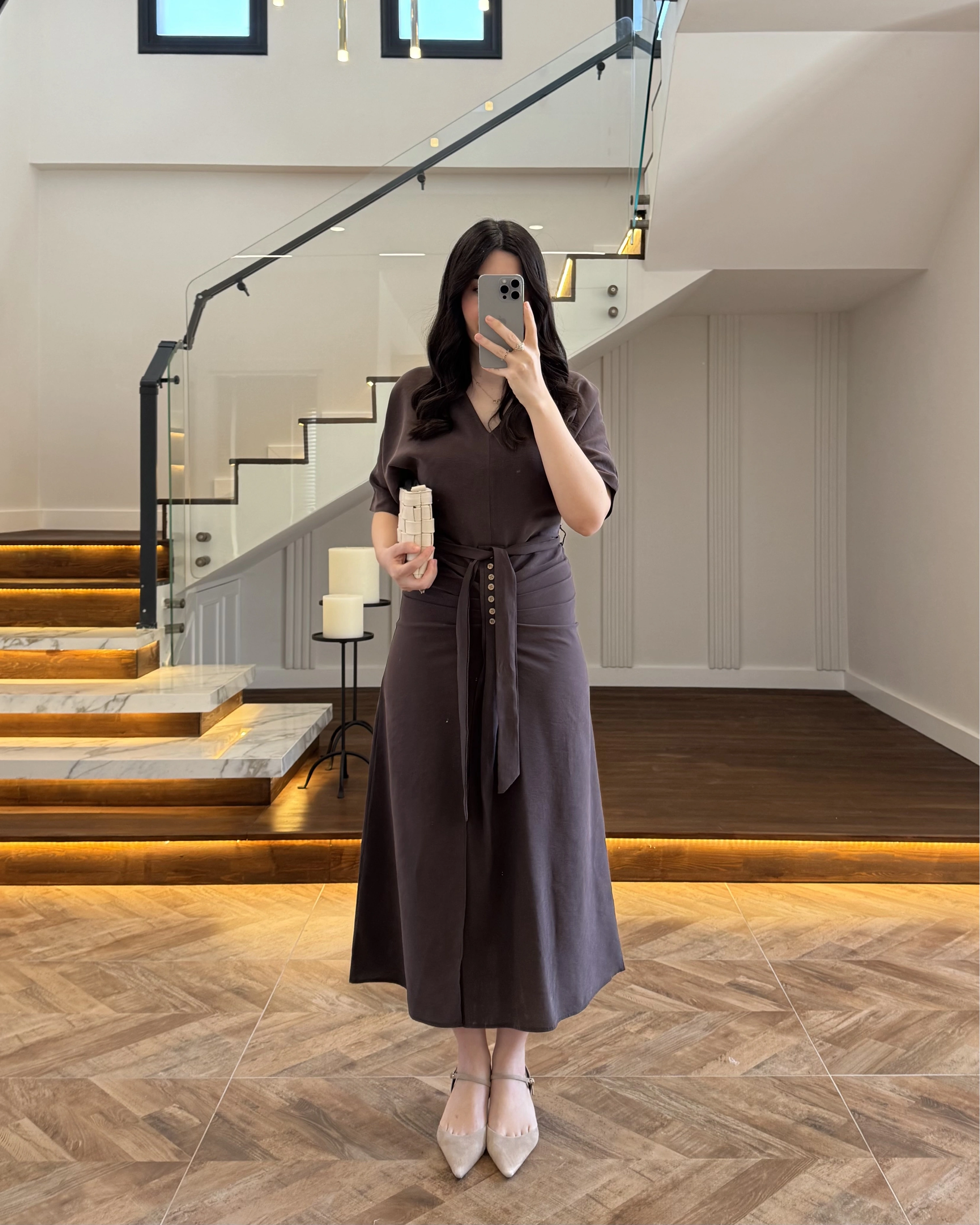 KAHVE ÖNÜ DÜĞMELİ KUŞAKLI TENSEL ELBİSE -5062