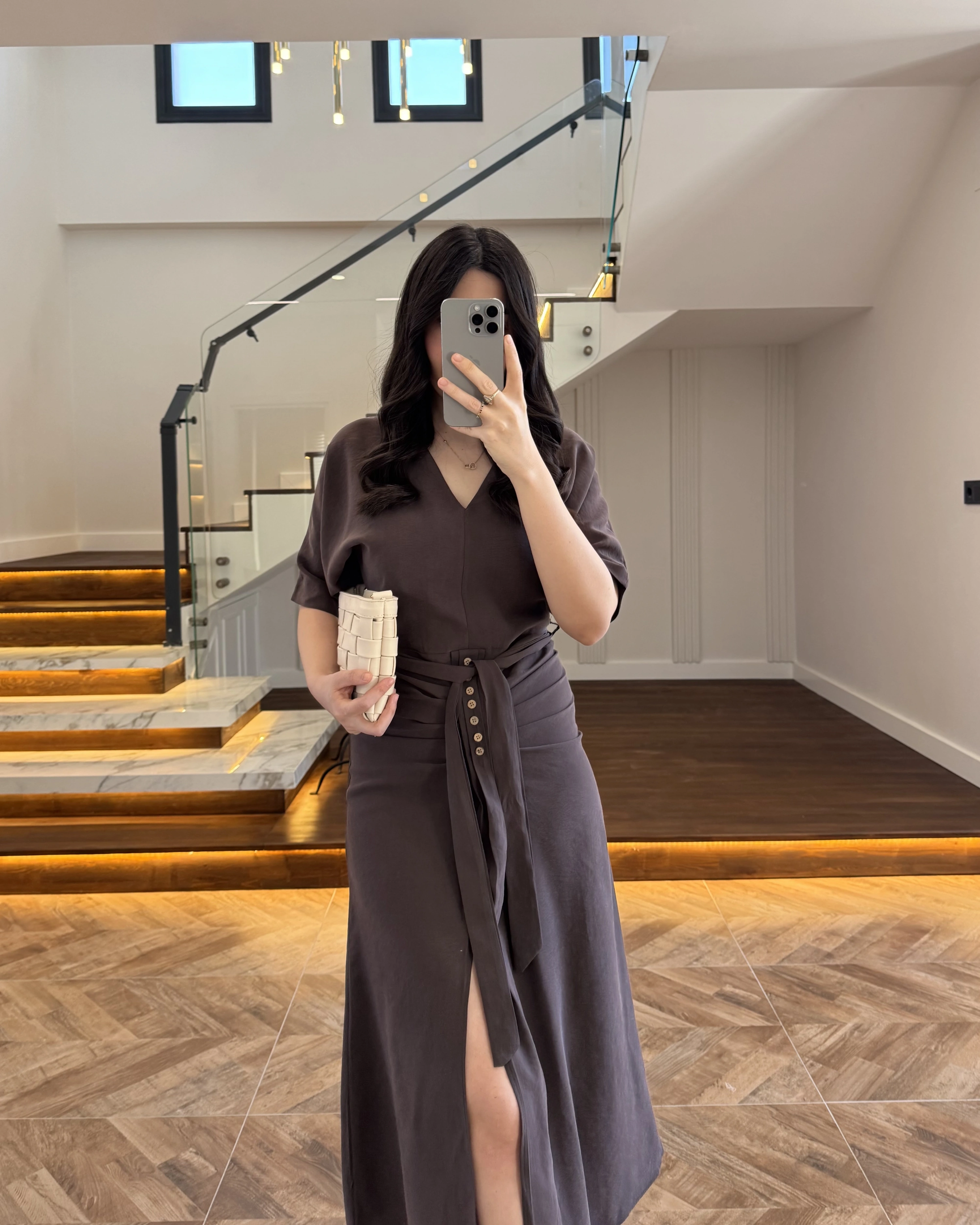 KAHVE ÖNÜ DÜĞMELİ KUŞAKLI TENSEL ELBİSE -5062