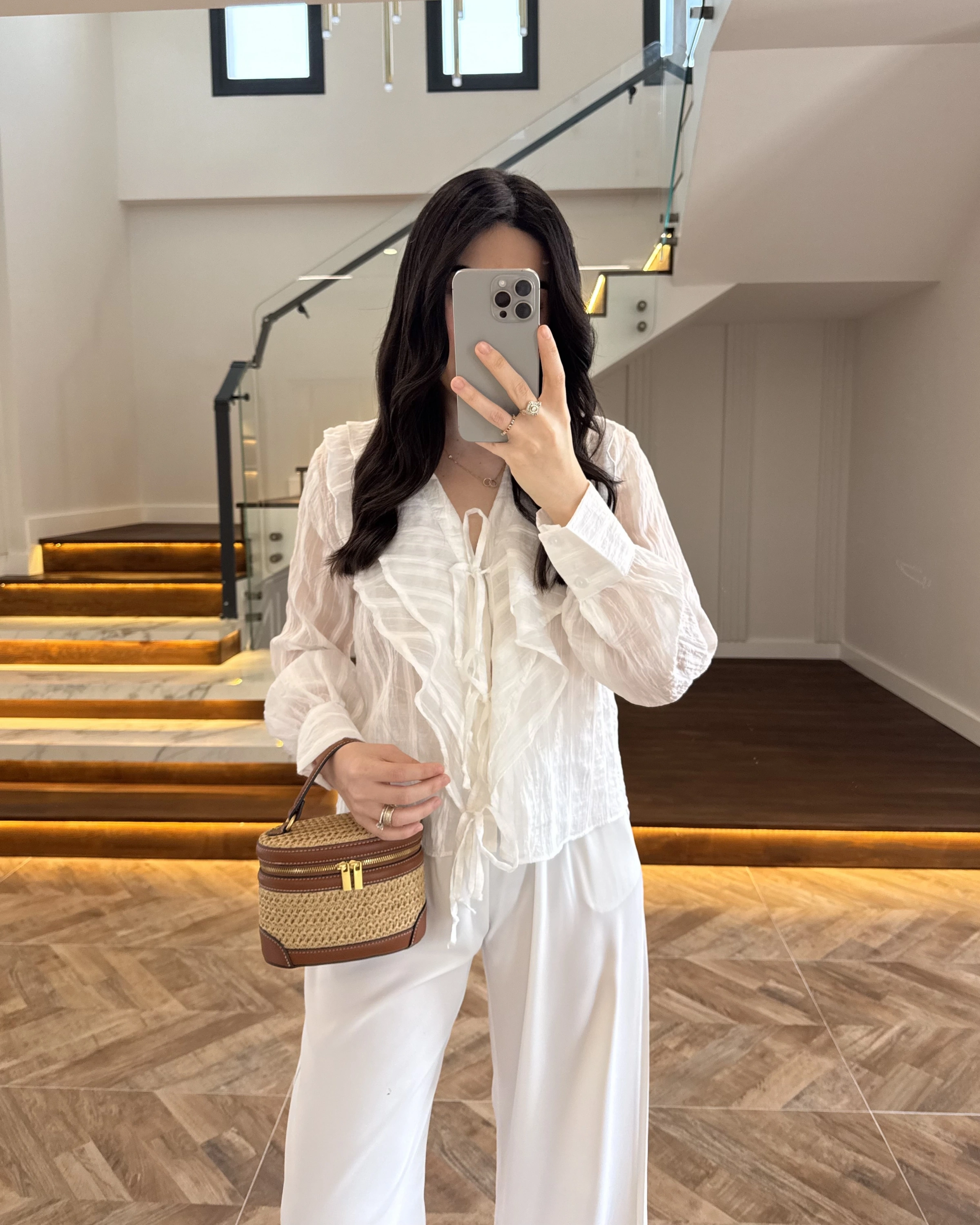 BEYAZ ÖNÜ FIRFIR BAĞLAMA DETAYLI BLUZ-1069