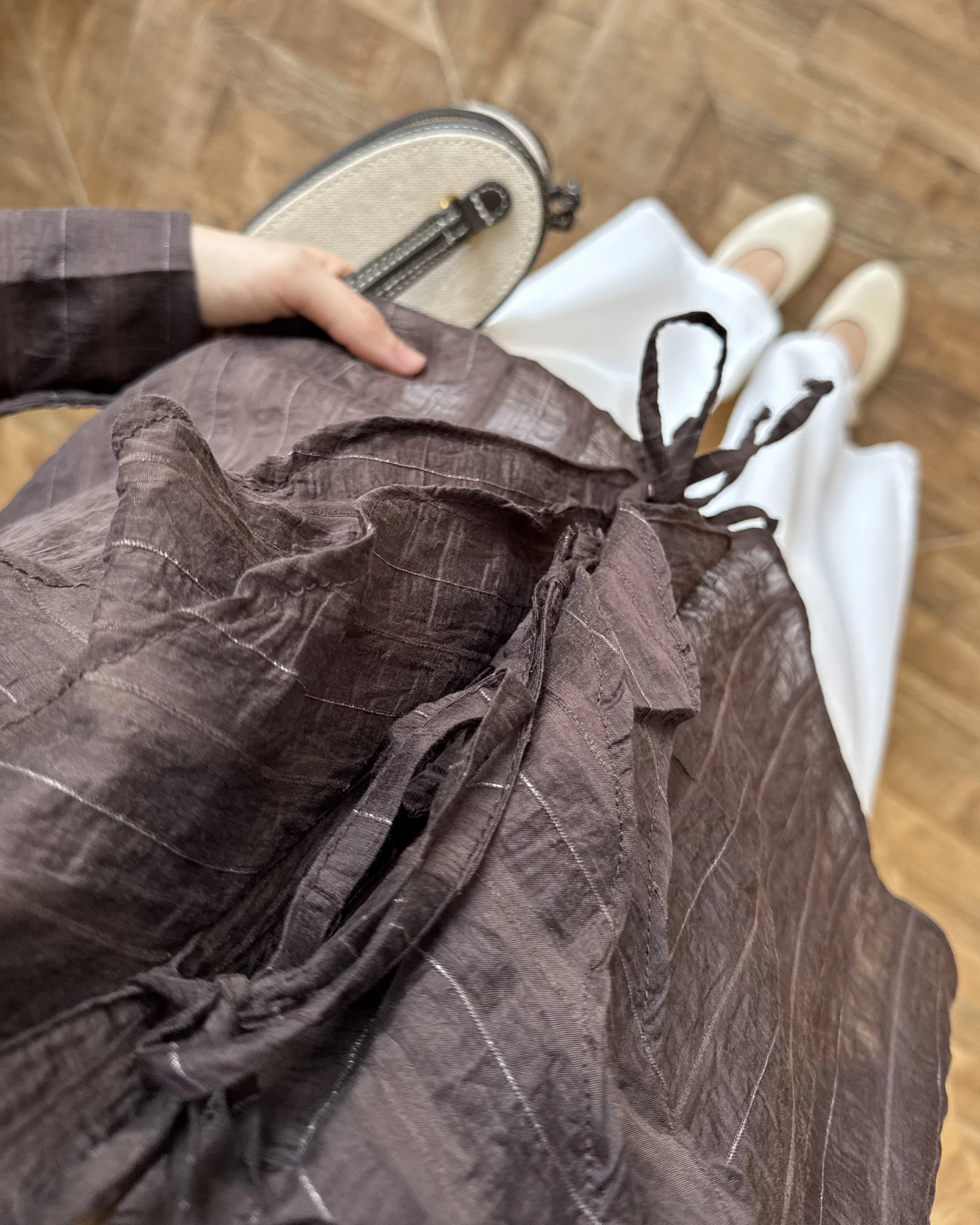 KAHVERENGİ ÖNÜ FIRFIR BAĞLAMA DETAYLI BLUZ-1069