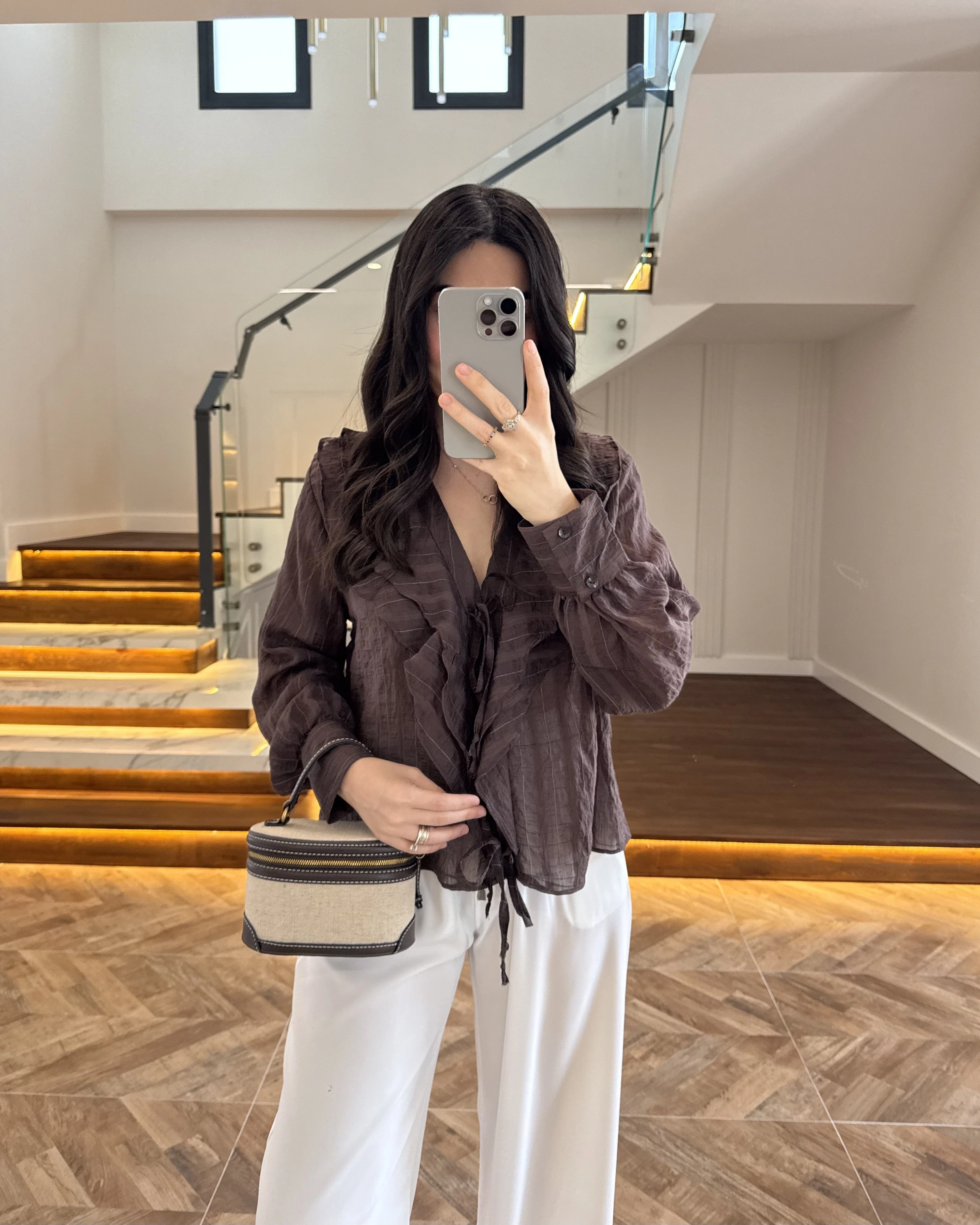 KAHVERENGİ ÖNÜ FIRFIR BAĞLAMA DETAYLI BLUZ-1069