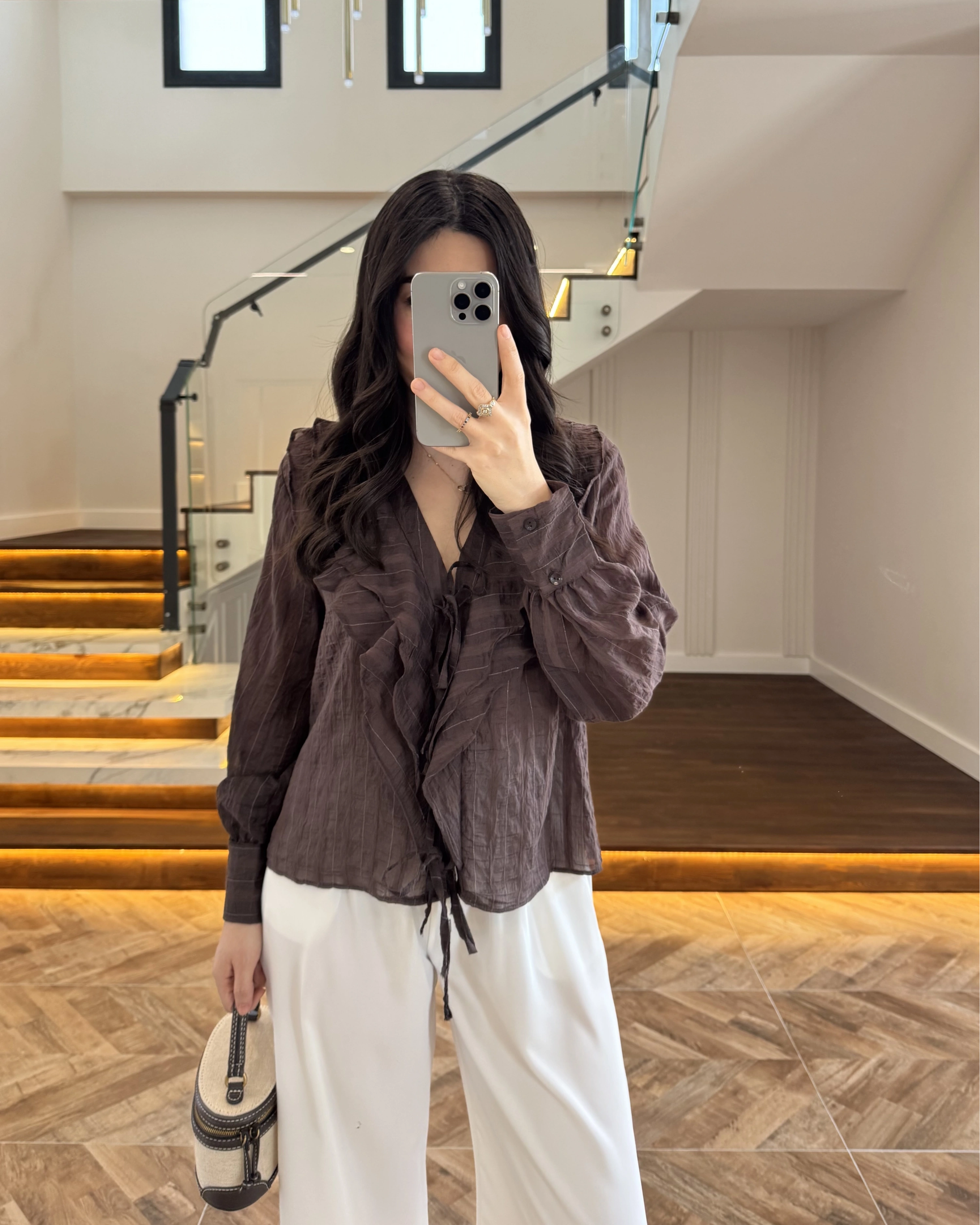 KAHVERENGİ ÖNÜ FIRFIR BAĞLAMA DETAYLI BLUZ-1069