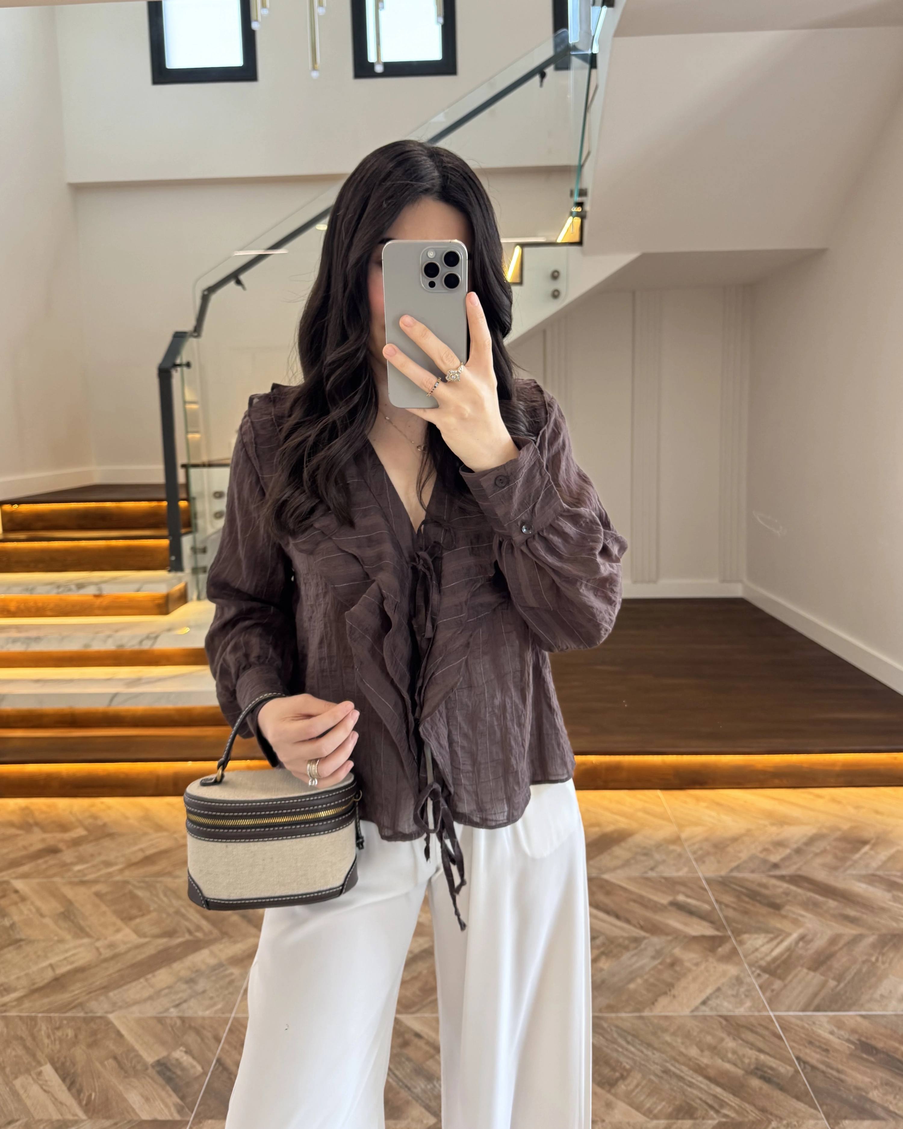 KAHVERENGİ ÖNÜ FIRFIR BAĞLAMA DETAYLI BLUZ-1069