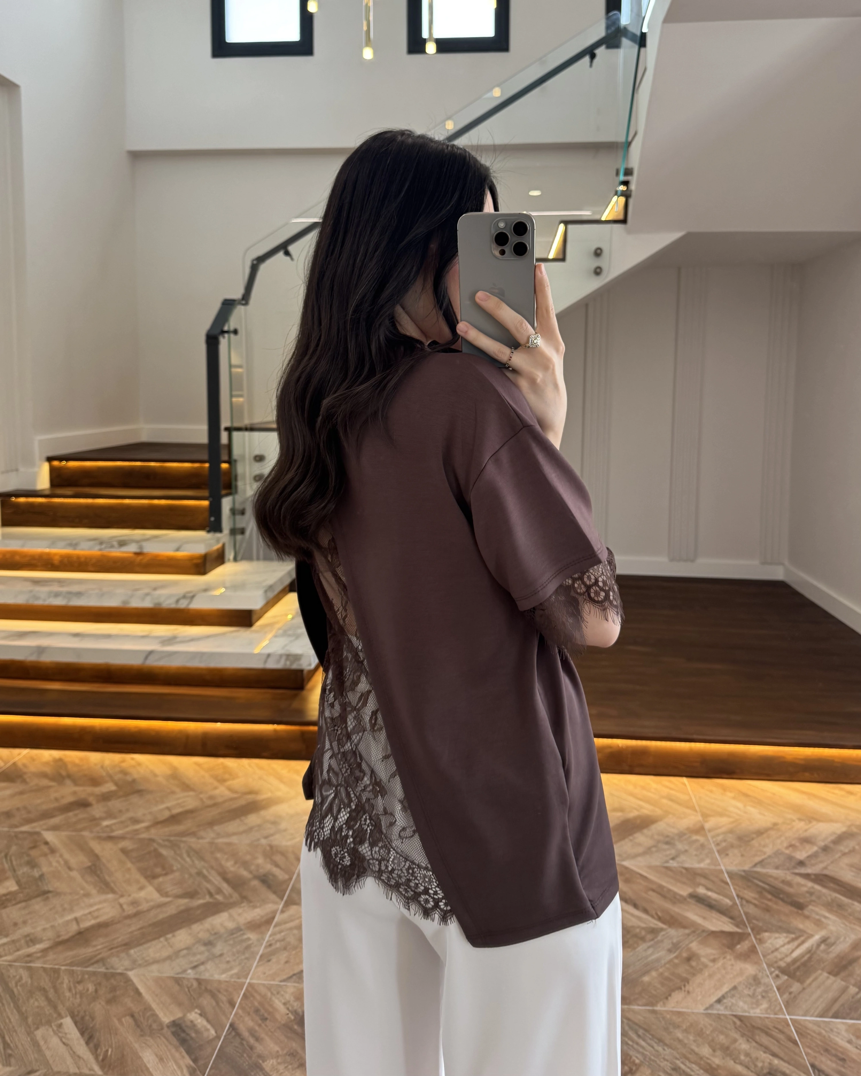 KAHVE SIRTI DANTEL DETAY TSHİRT- 1073