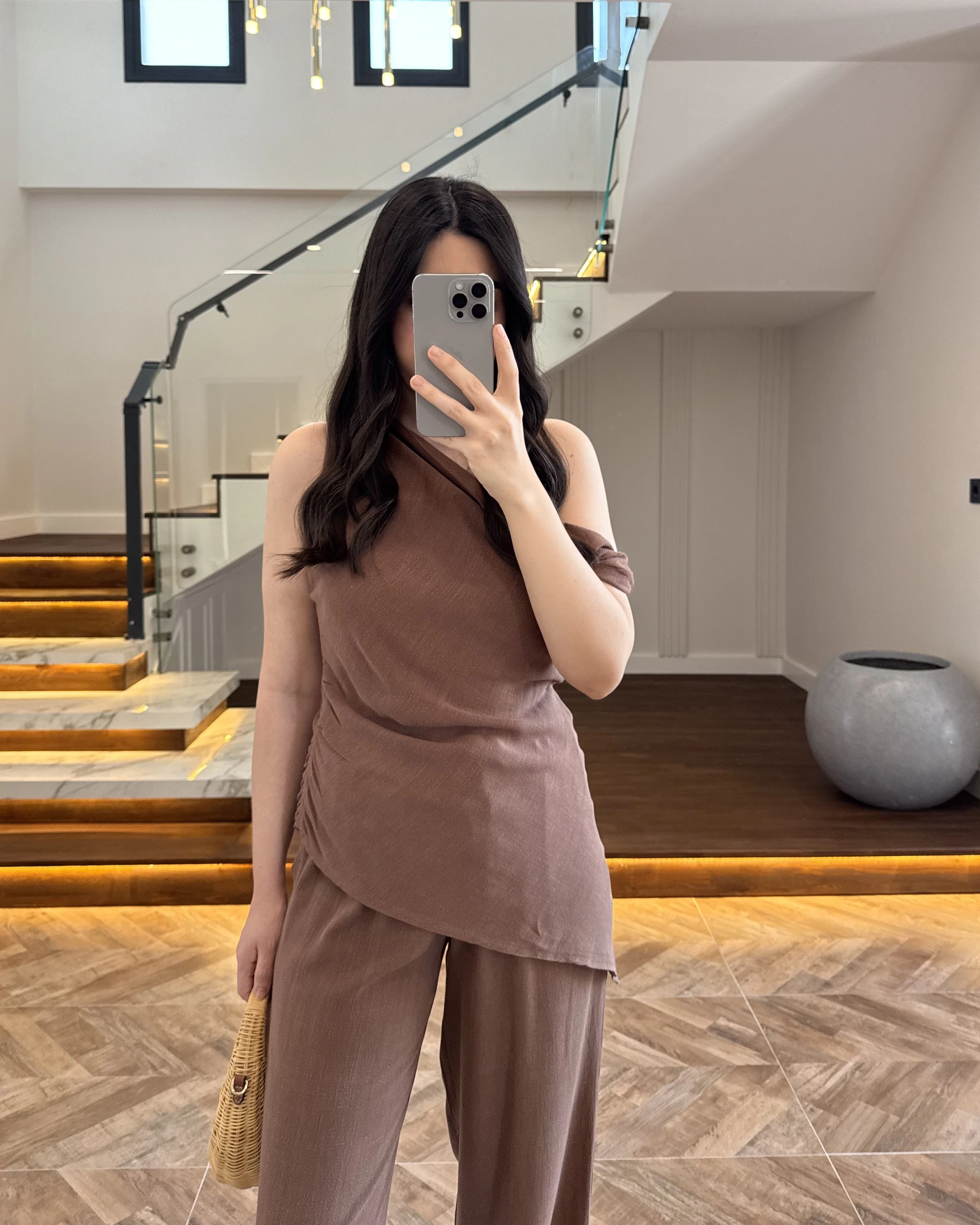 KAHVE ASİMETRİK TEK OMUZ BLUZ TAKIM-267330