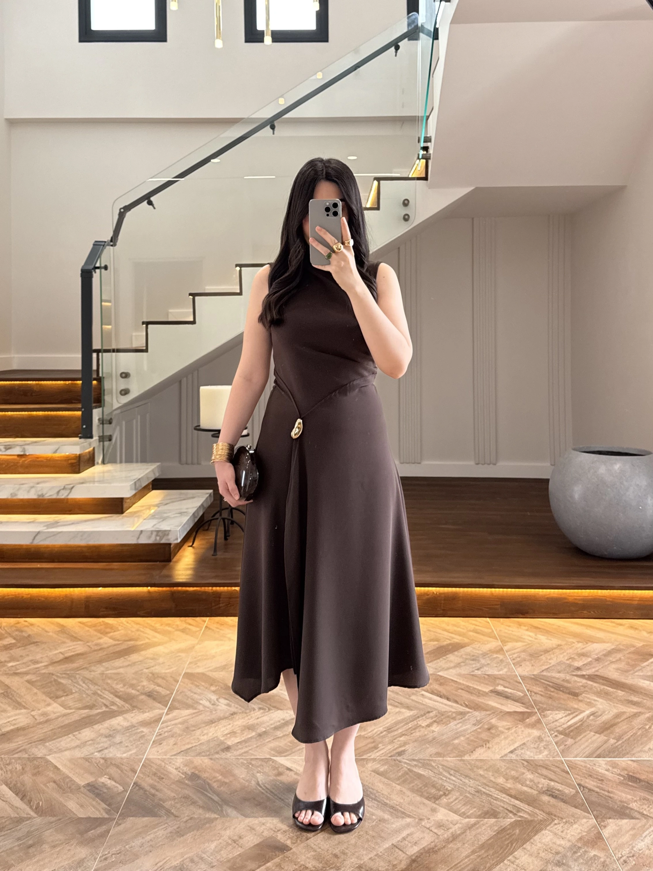 KAHVE YIRTMAÇLI GOLD AKSESUAR ELBİSE