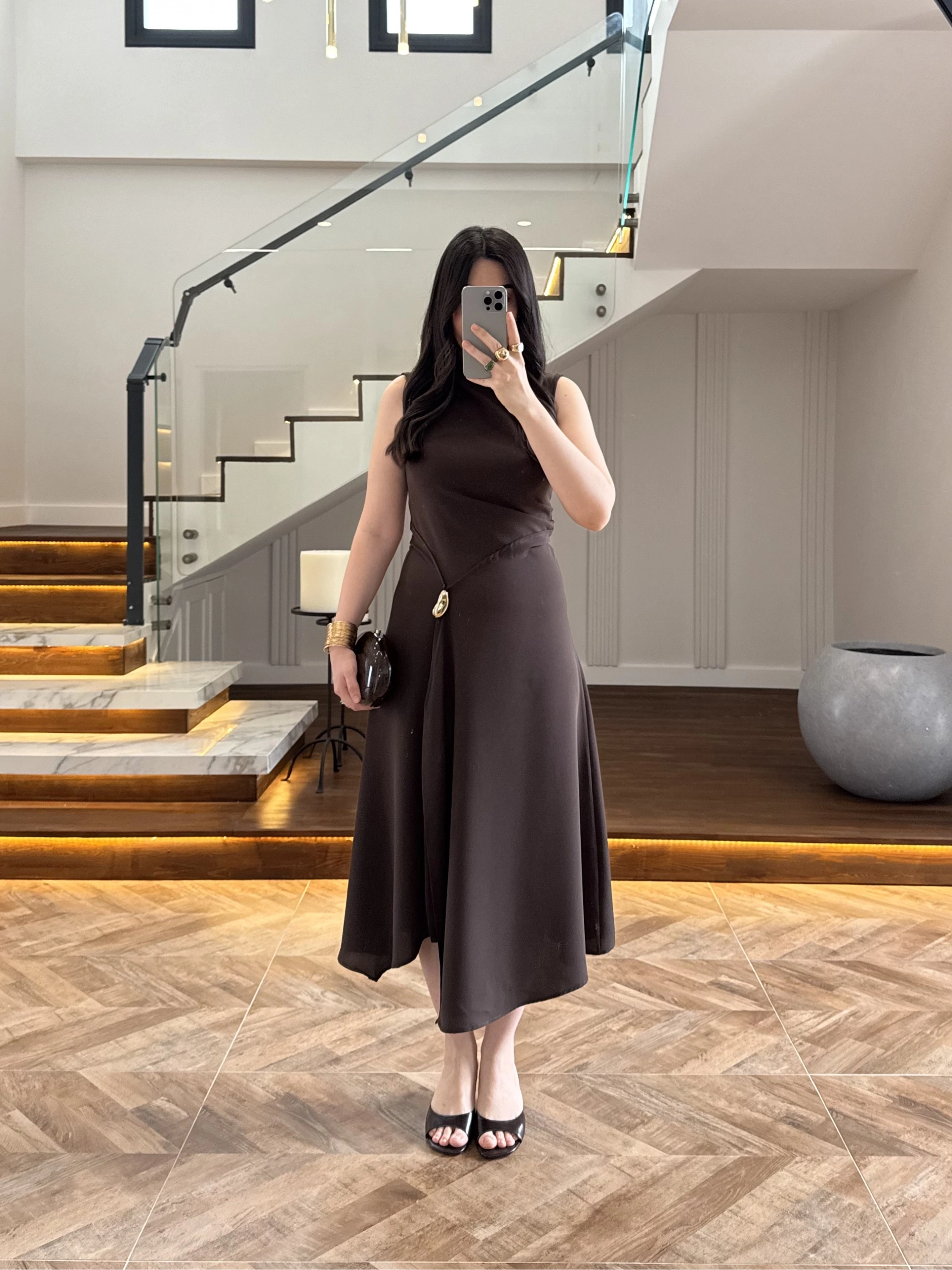KAHVE YIRTMAÇLI GOLD AKSESUAR ELBİSE