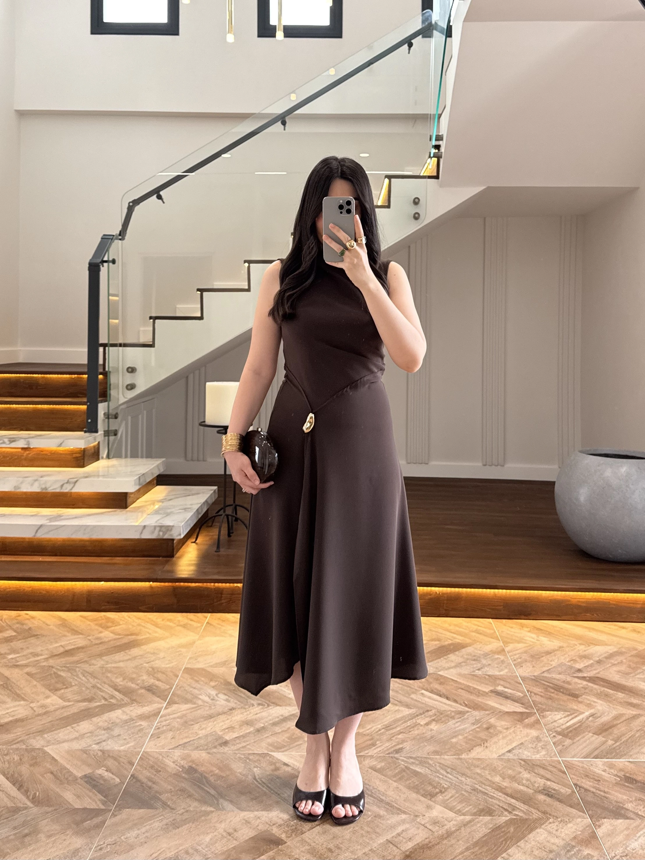 KAHVE YIRTMAÇLI GOLD AKSESUAR ELBİSE