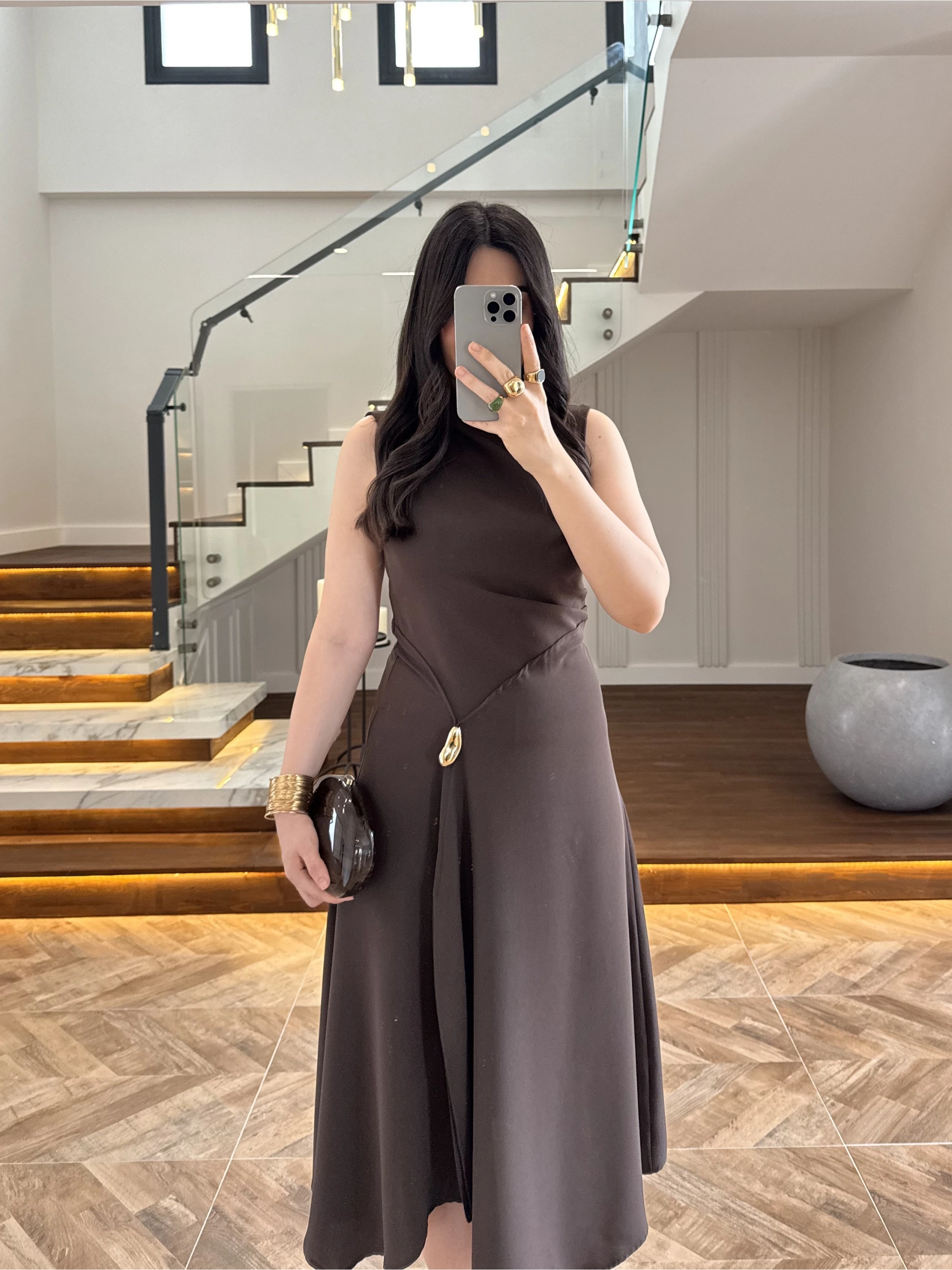KAHVE YIRTMAÇLI GOLD AKSESUAR ELBİSE