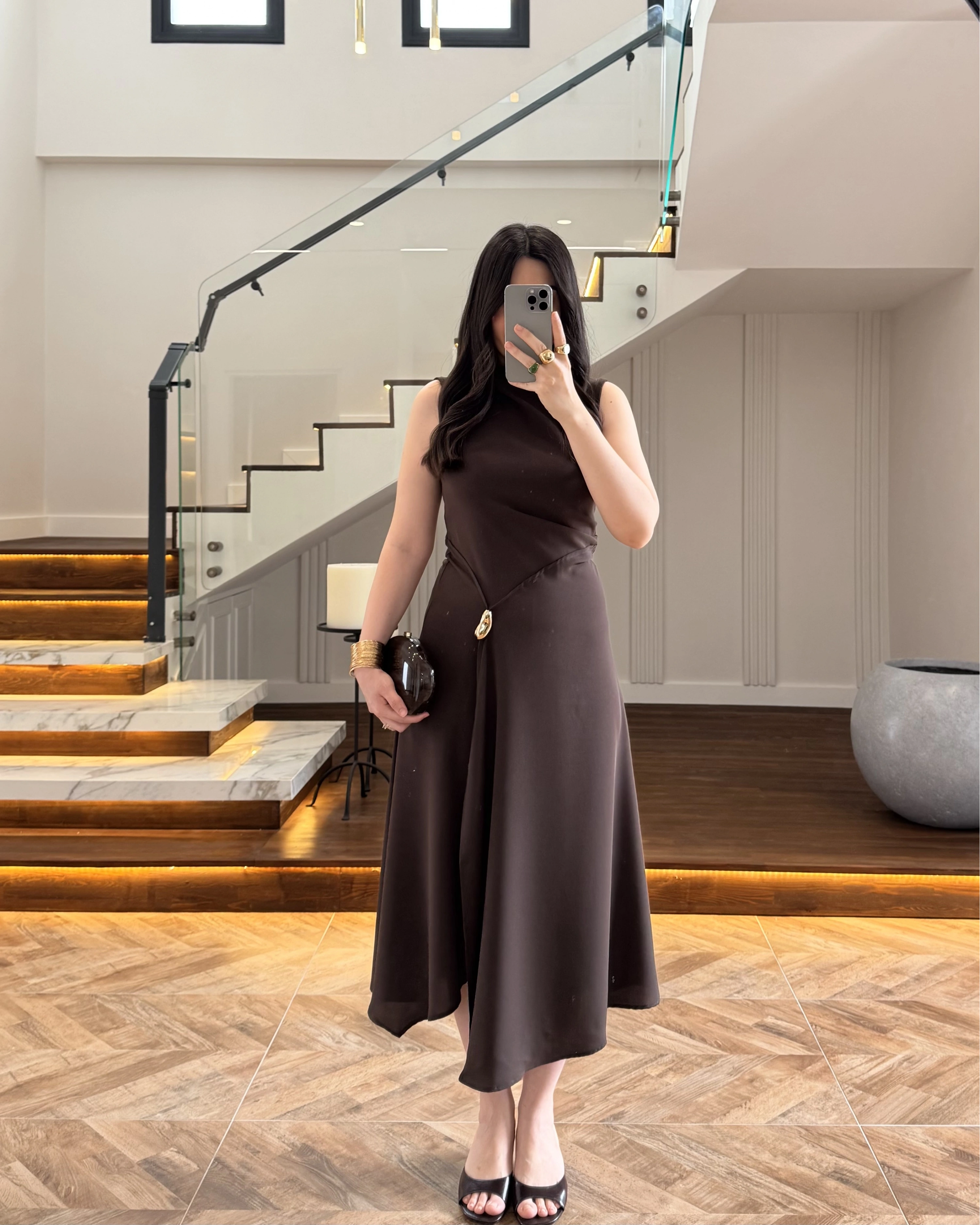 KAHVE YIRTMAÇLI GOLD AKSESUAR ELBİSE