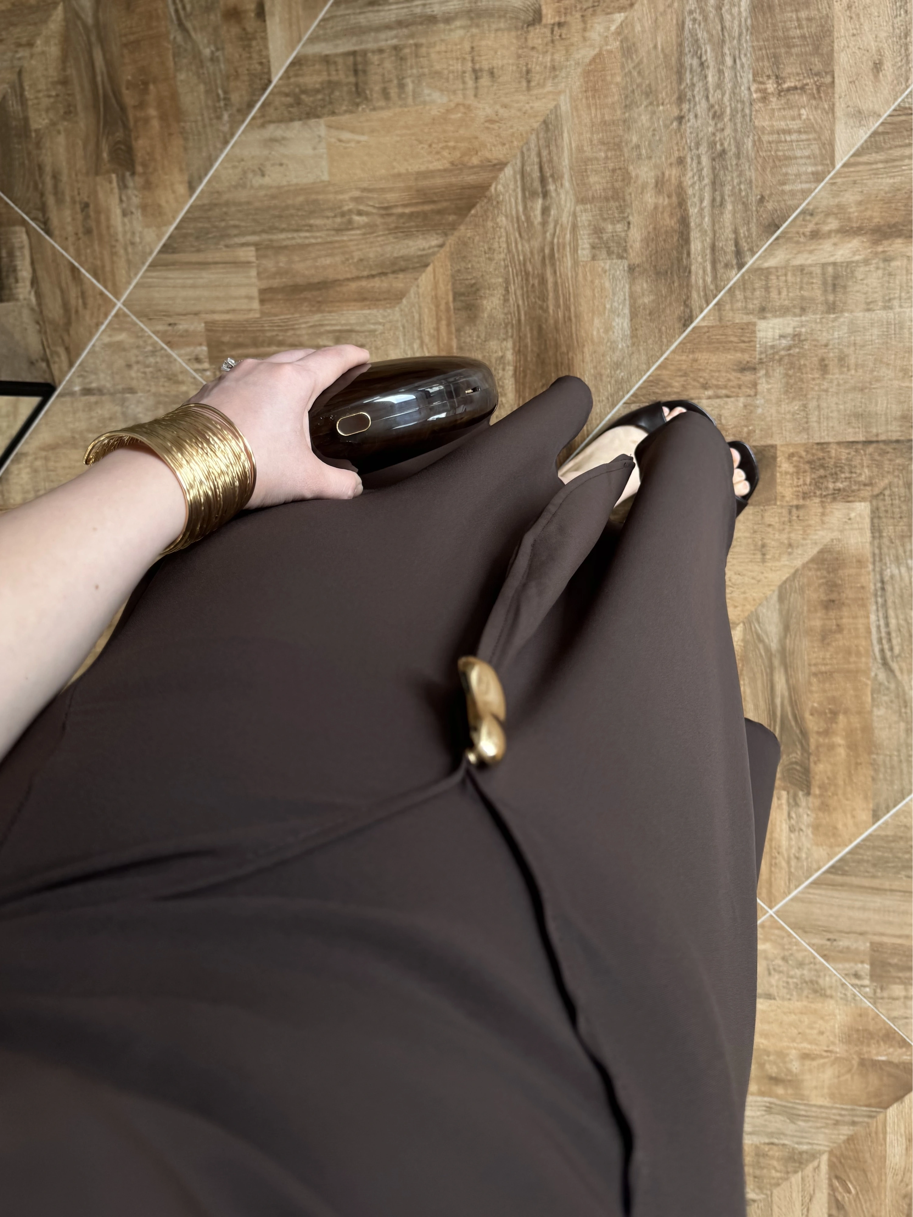 KAHVE YIRTMAÇLI GOLD AKSESUAR ELBİSE