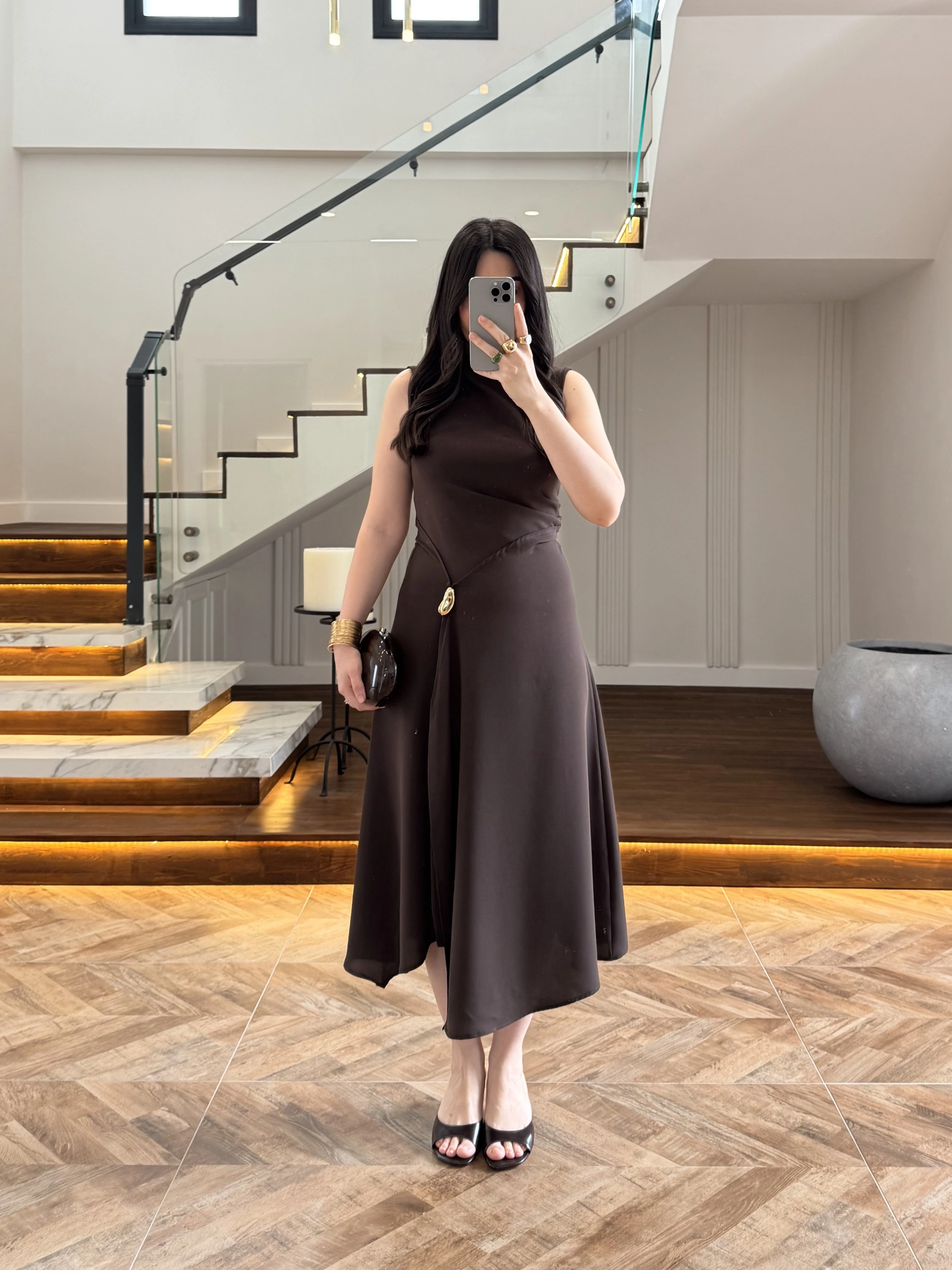 KAHVE YIRTMAÇLI GOLD AKSESUAR ELBİSE