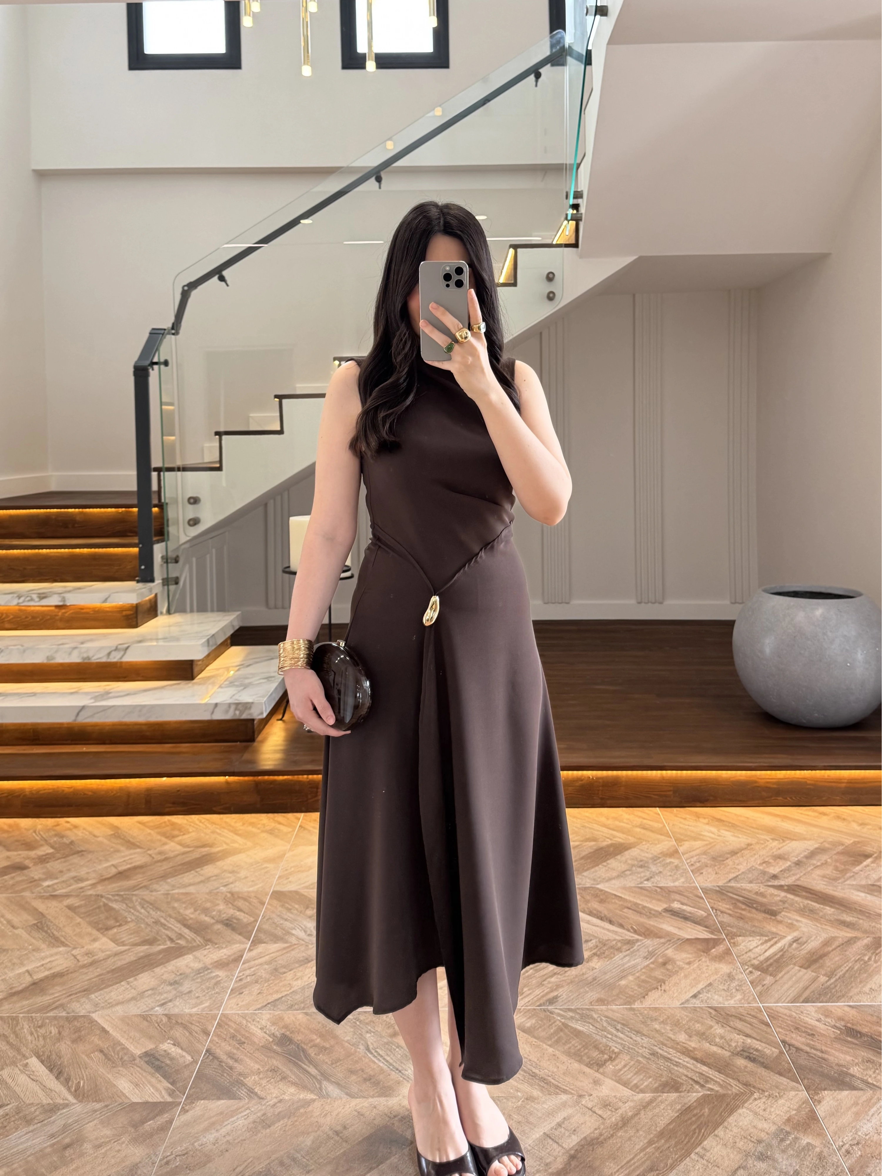 KAHVE YIRTMAÇLI GOLD AKSESUAR ELBİSE
