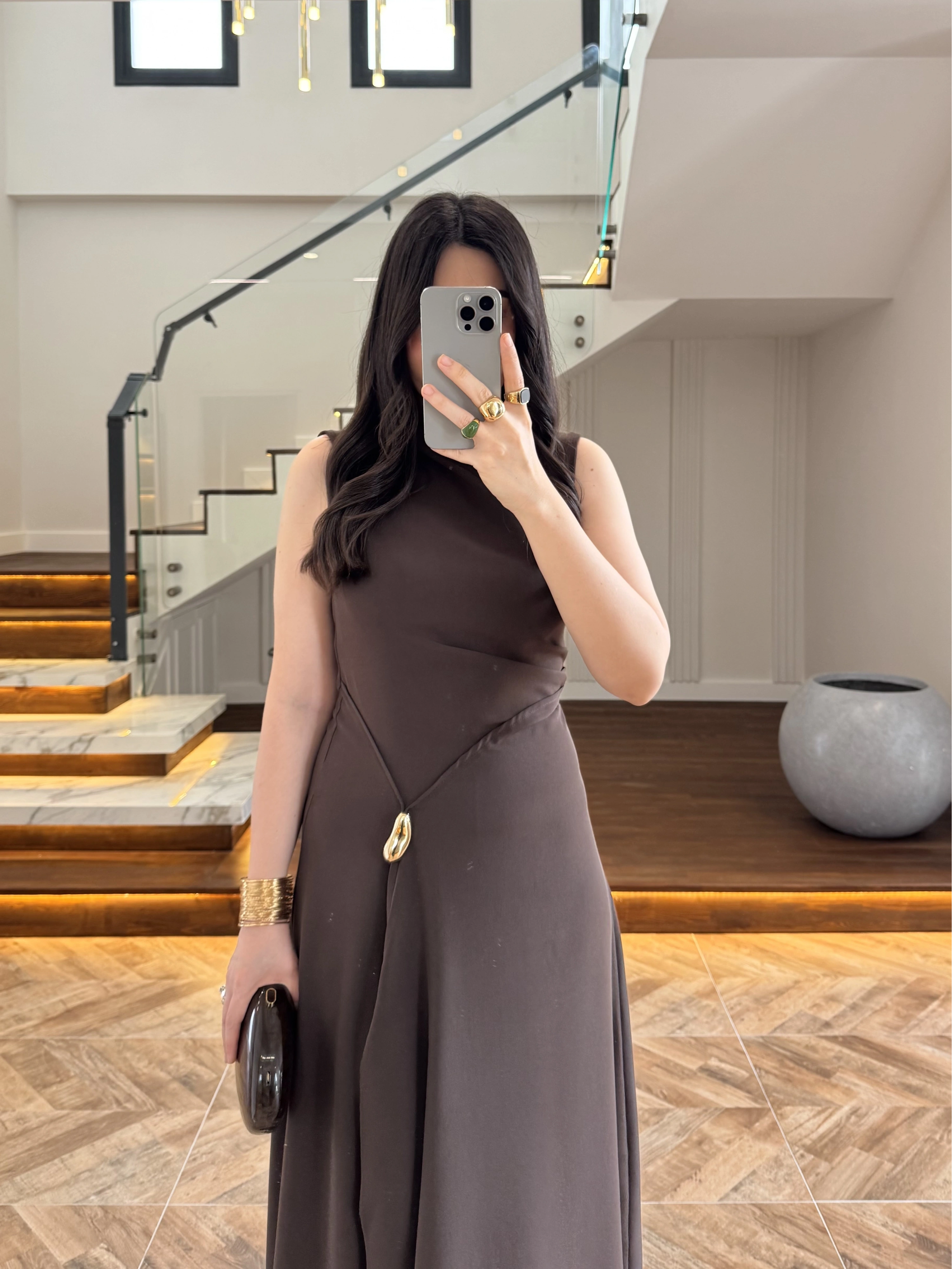 KAHVE YIRTMAÇLI GOLD AKSESUAR ELBİSE