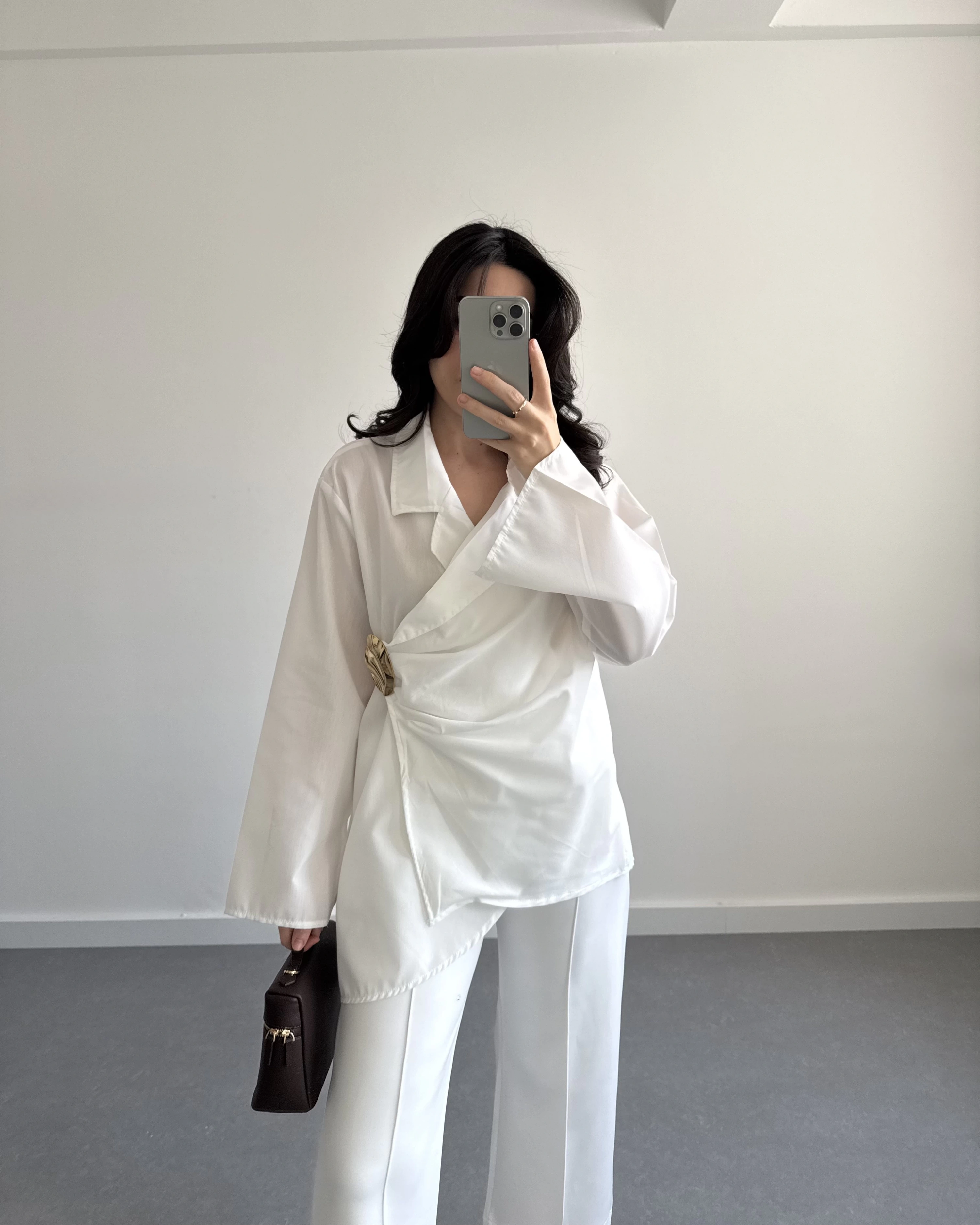 BEYAZ GOLD BROŞLU GÖMLEK