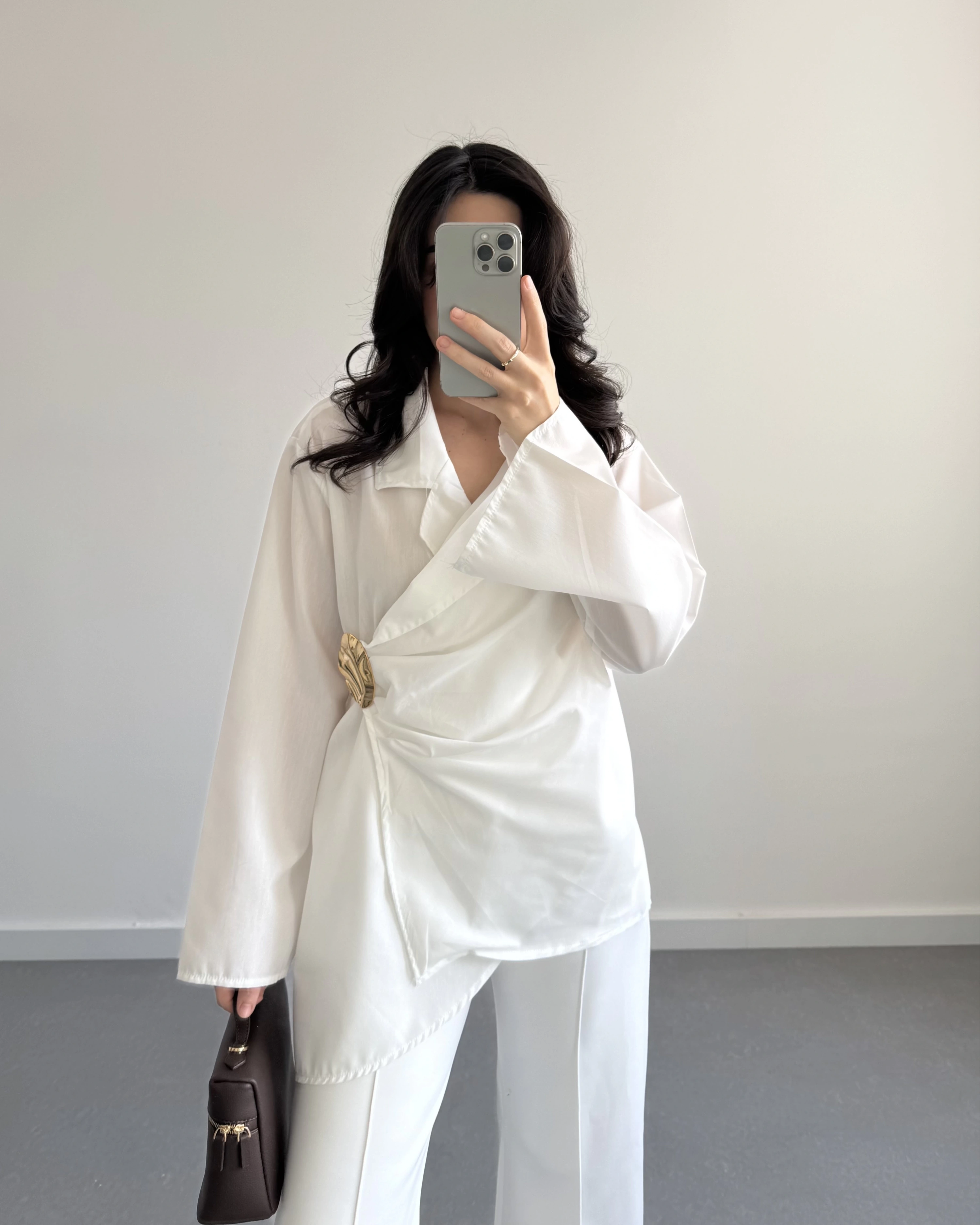 BEYAZ GOLD BROŞLU GÖMLEK