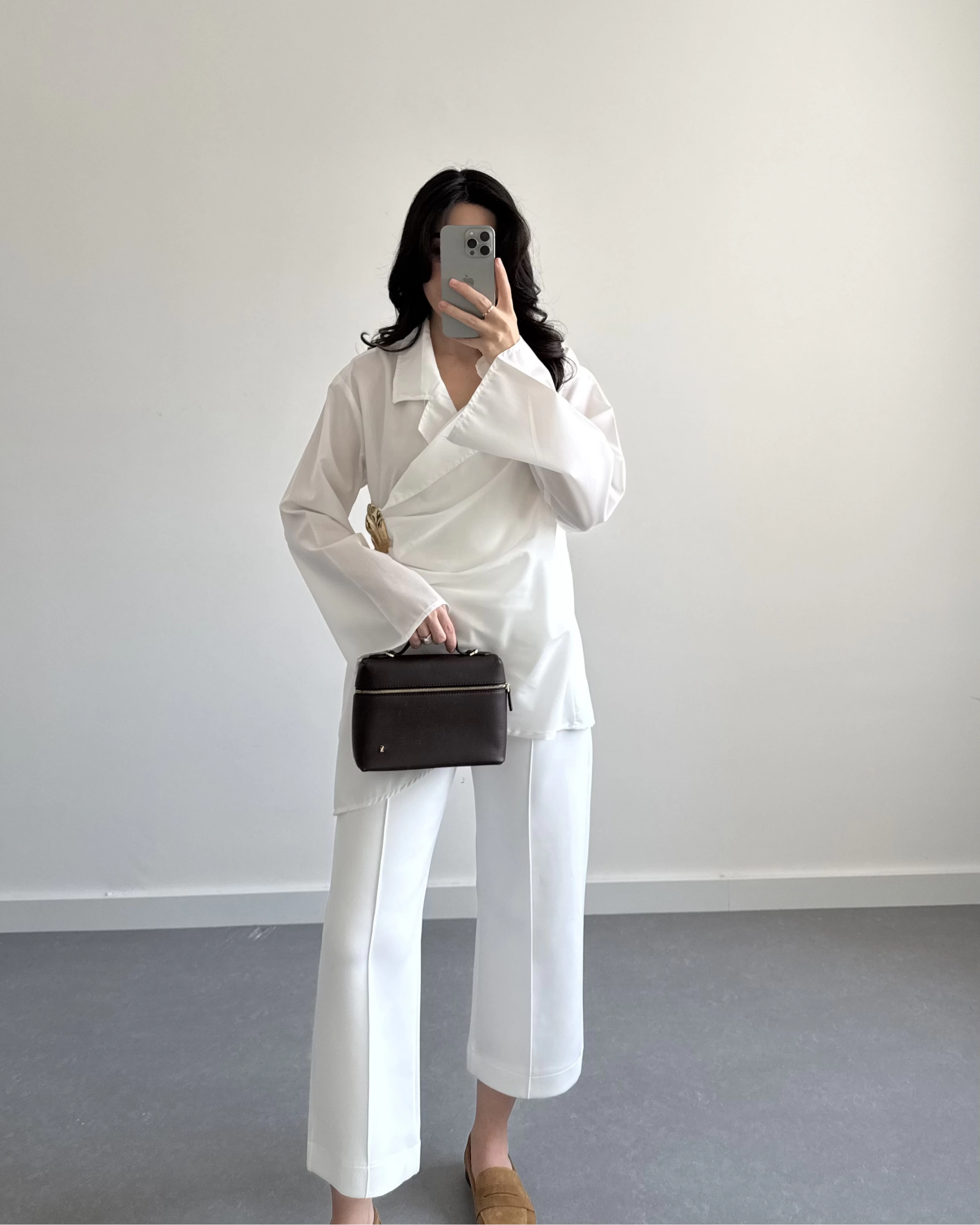 BEYAZ GOLD BROŞLU GÖMLEK