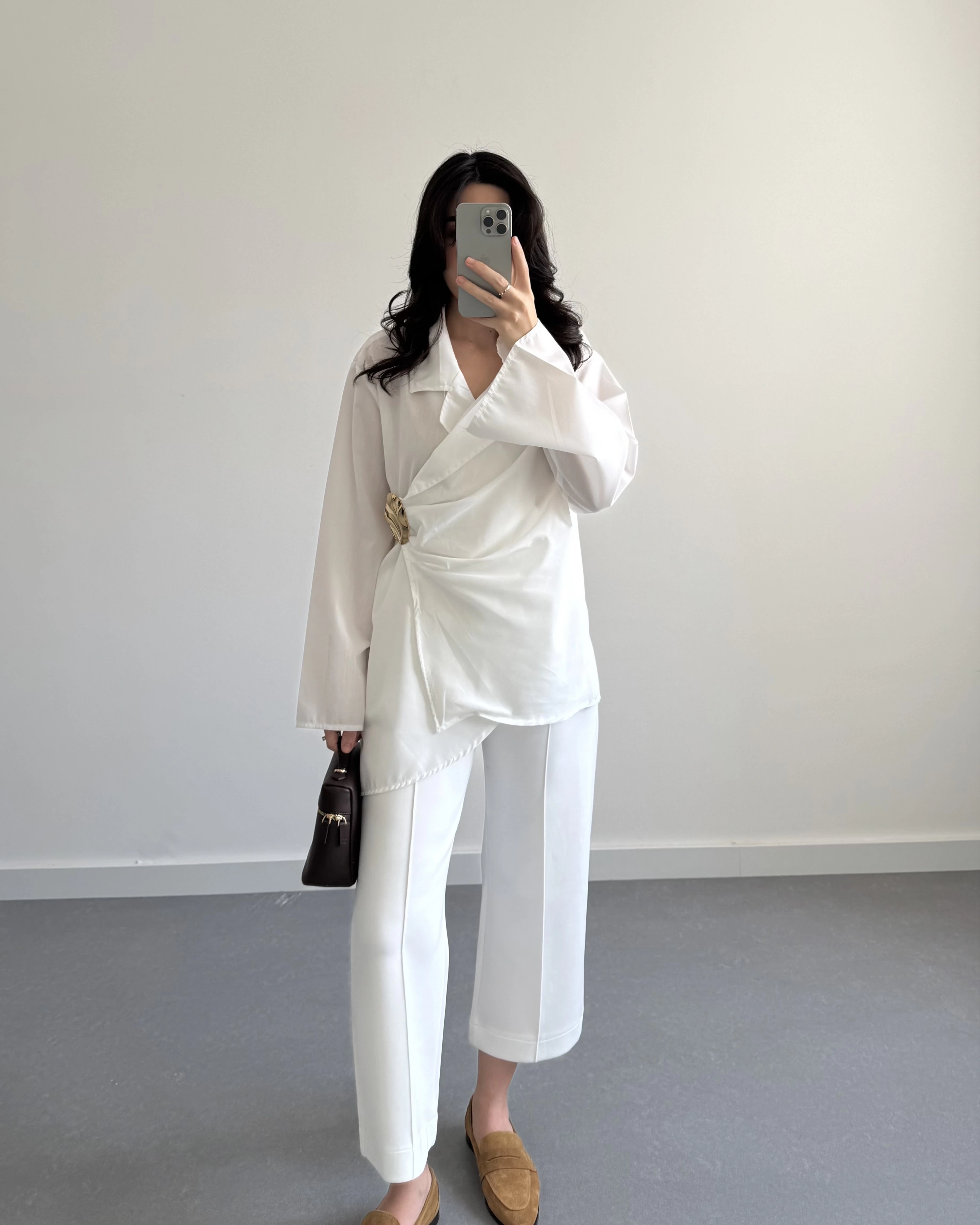 BEYAZ GOLD BROŞLU GÖMLEK