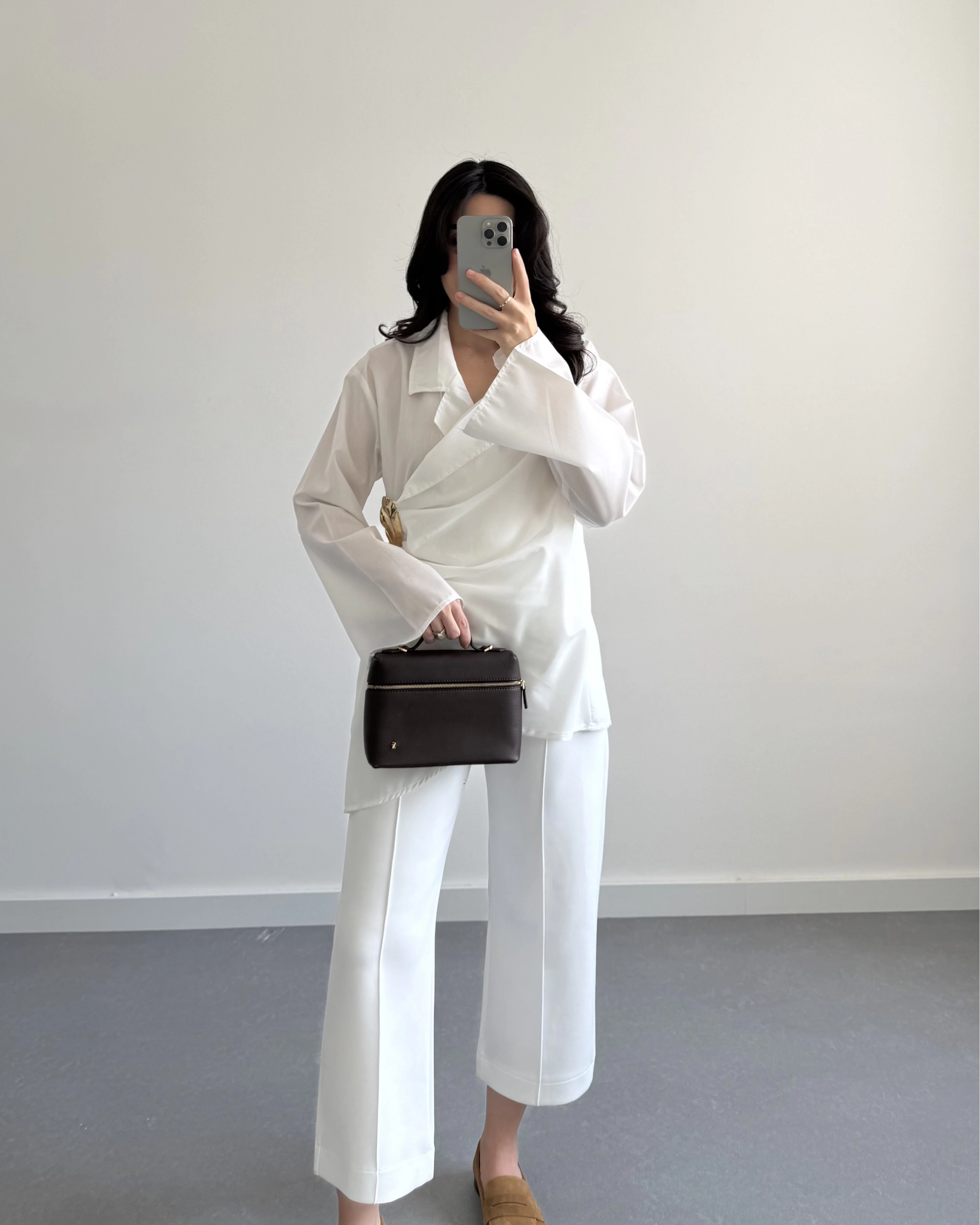 BEYAZ GOLD BROŞLU GÖMLEK