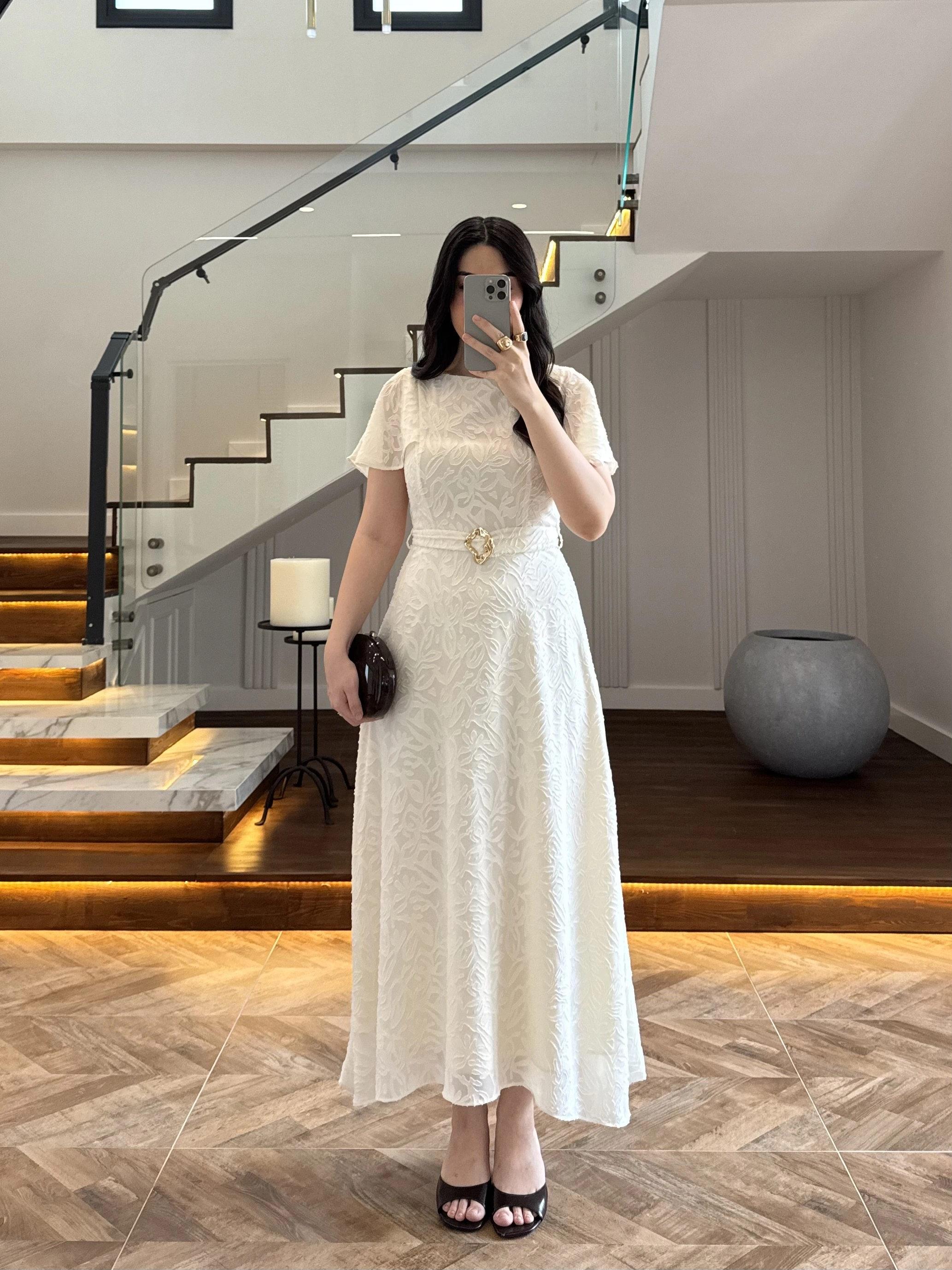 BEYAZ KISA KOL KEMERLİ GÜRÜLÜ ELBİSE -3231