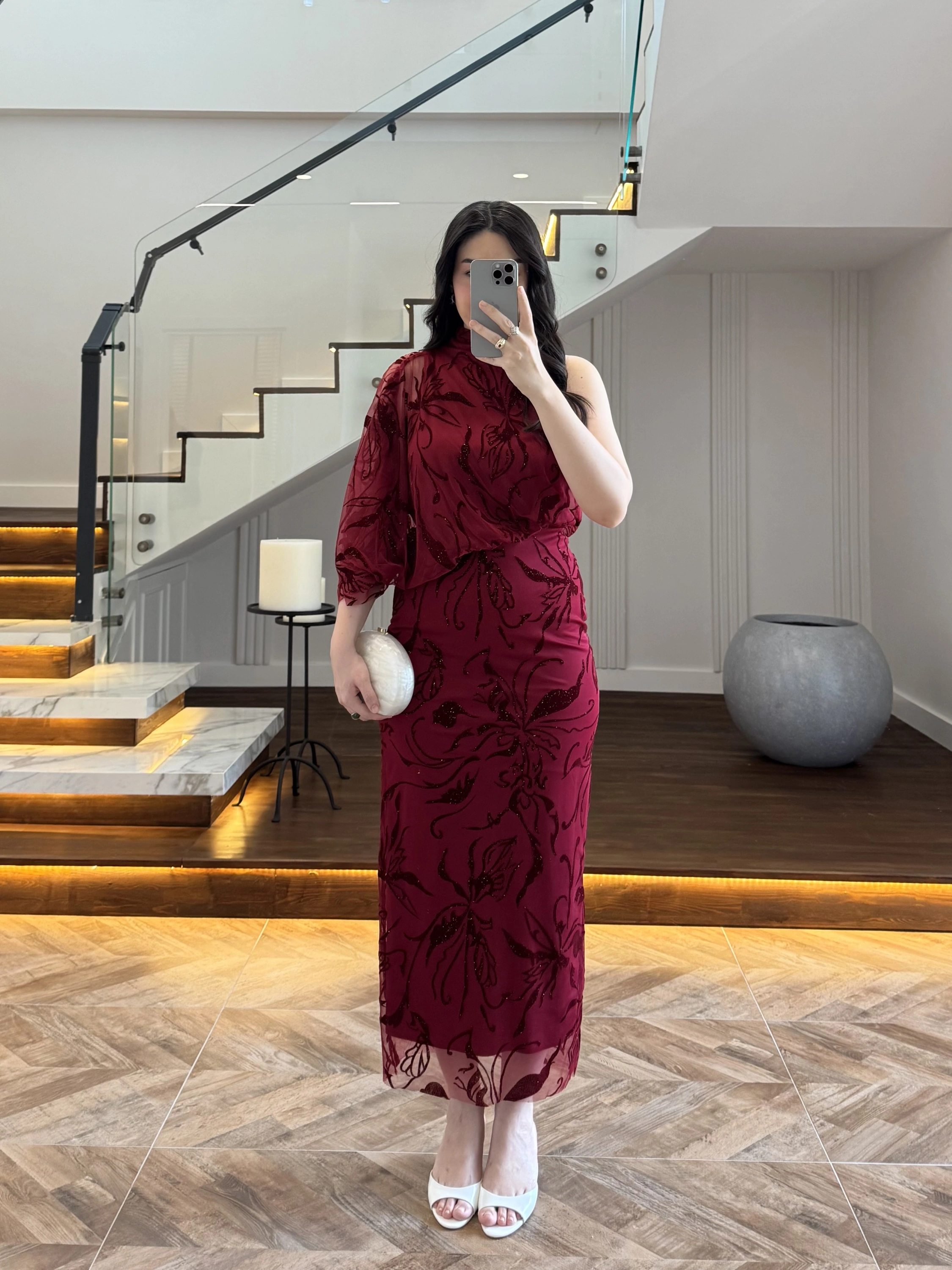 BORDO TEK OMUZ DESENLİ SİMLİ ELBİSE -4033