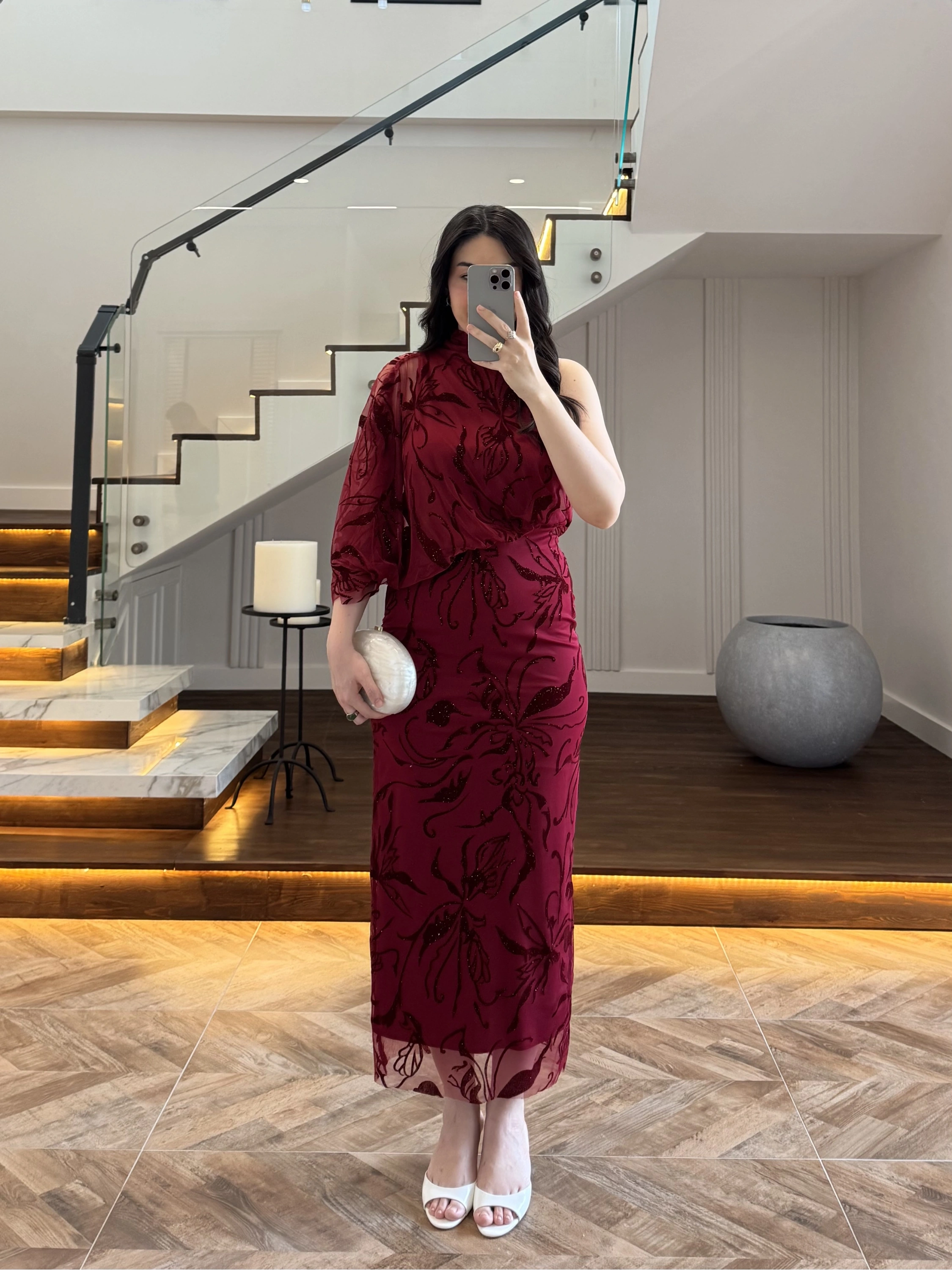 BORDO TEK OMUZ DESENLİ SİMLİ ELBİSE -4033