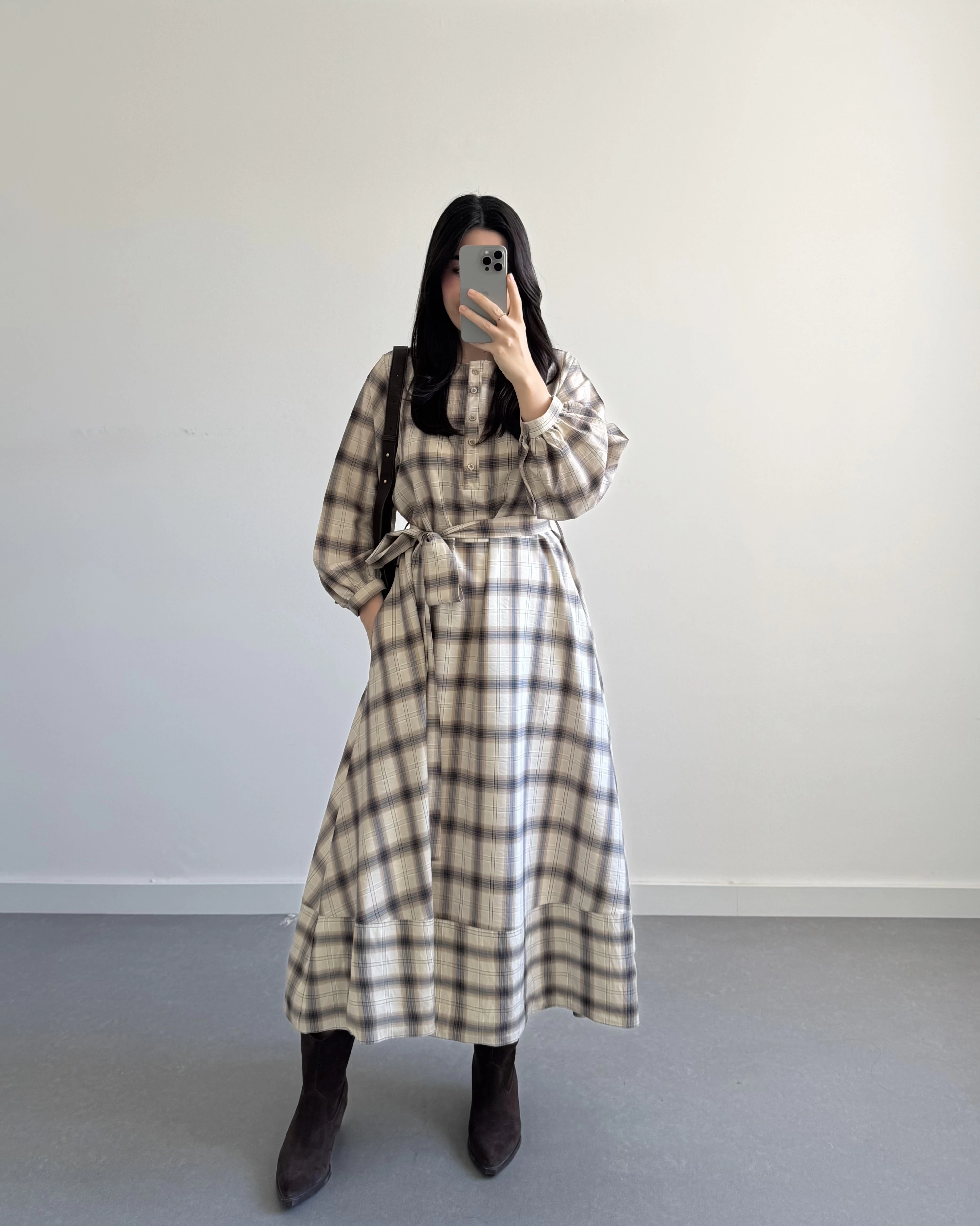 EKOSE DESEN KUŞAKLI ELBİSE BEJ