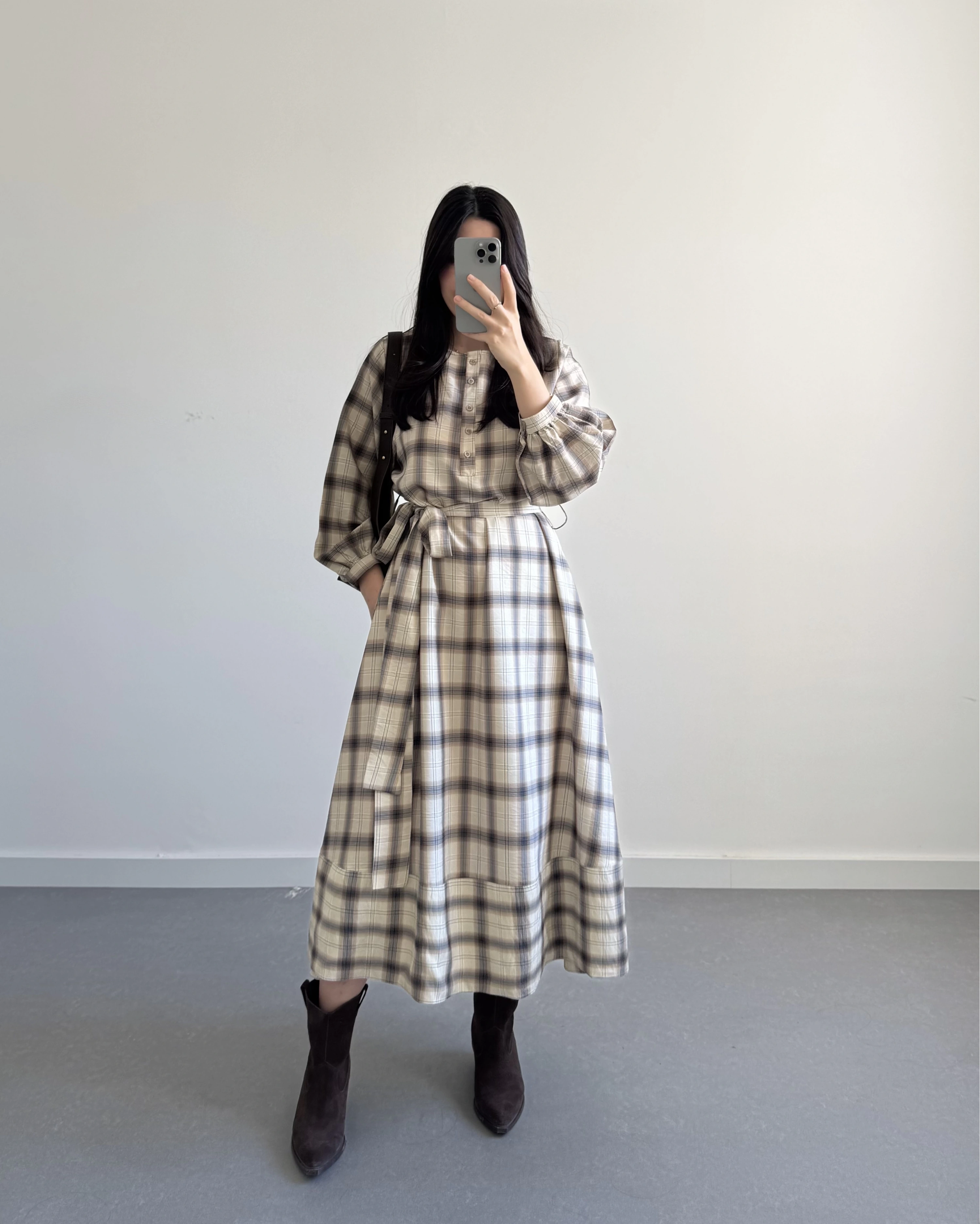 EKOSE DESEN KUŞAKLI ELBİSE BEJ