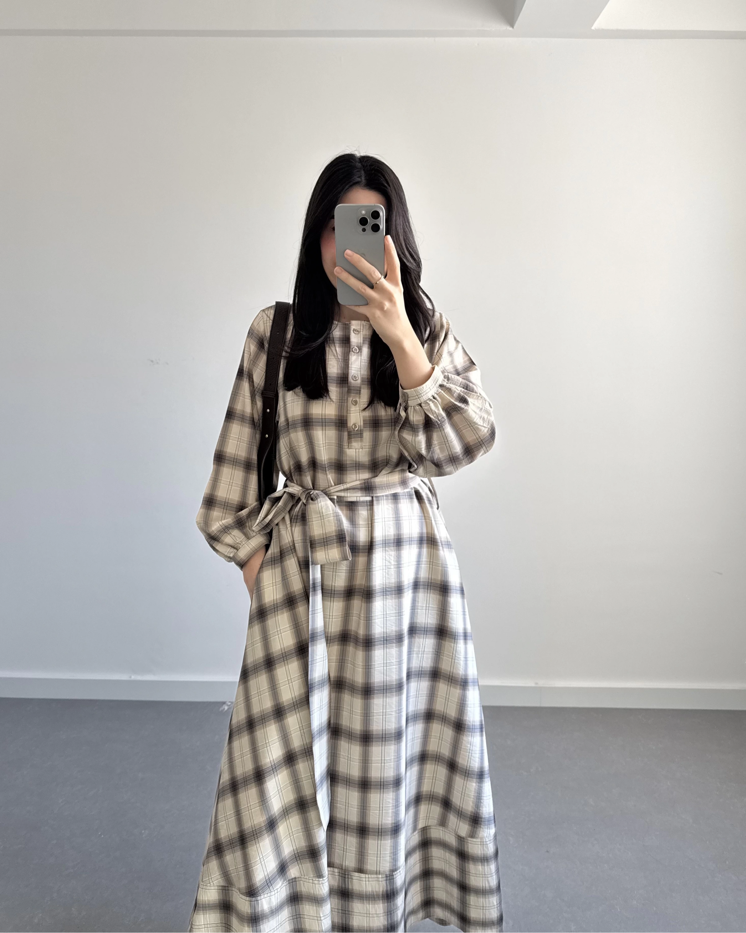 EKOSE DESEN KUŞAKLI ELBİSE BEJ