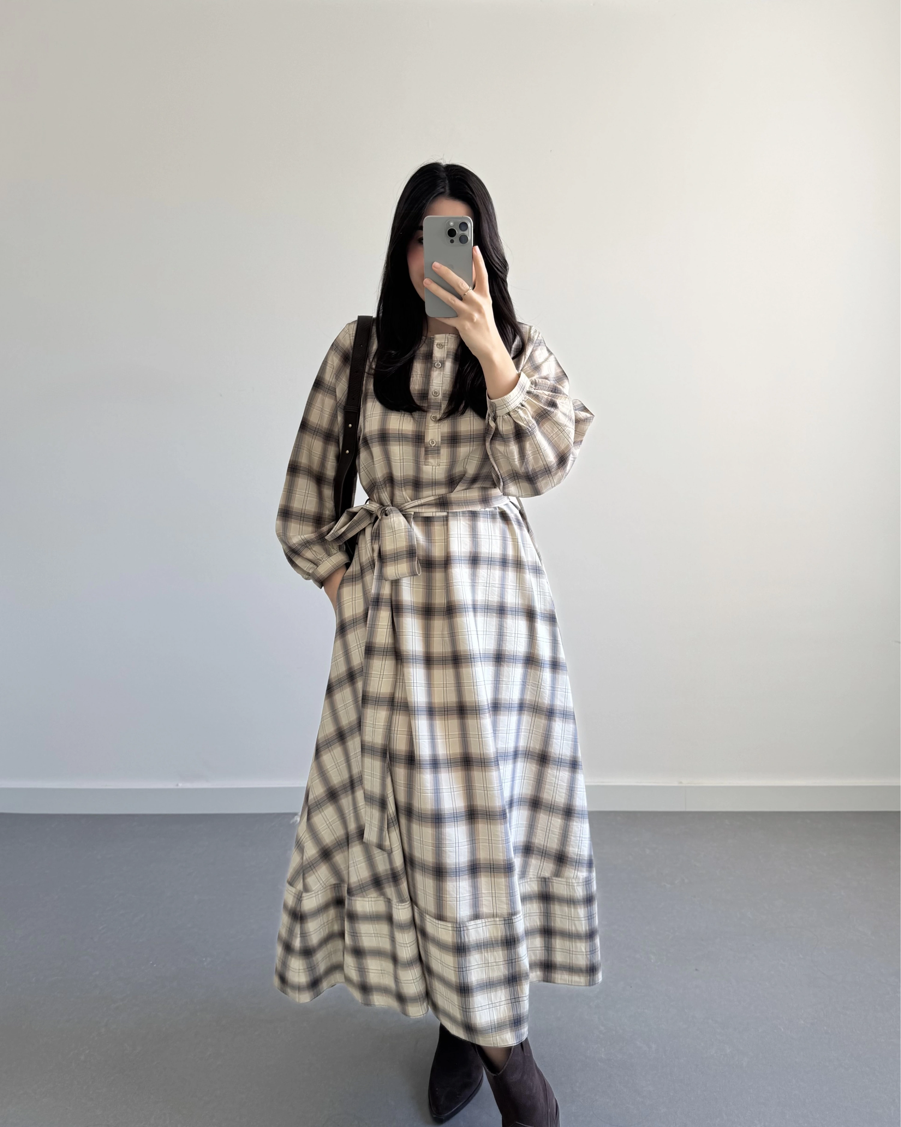 EKOSE DESEN KUŞAKLI ELBİSE BEJ