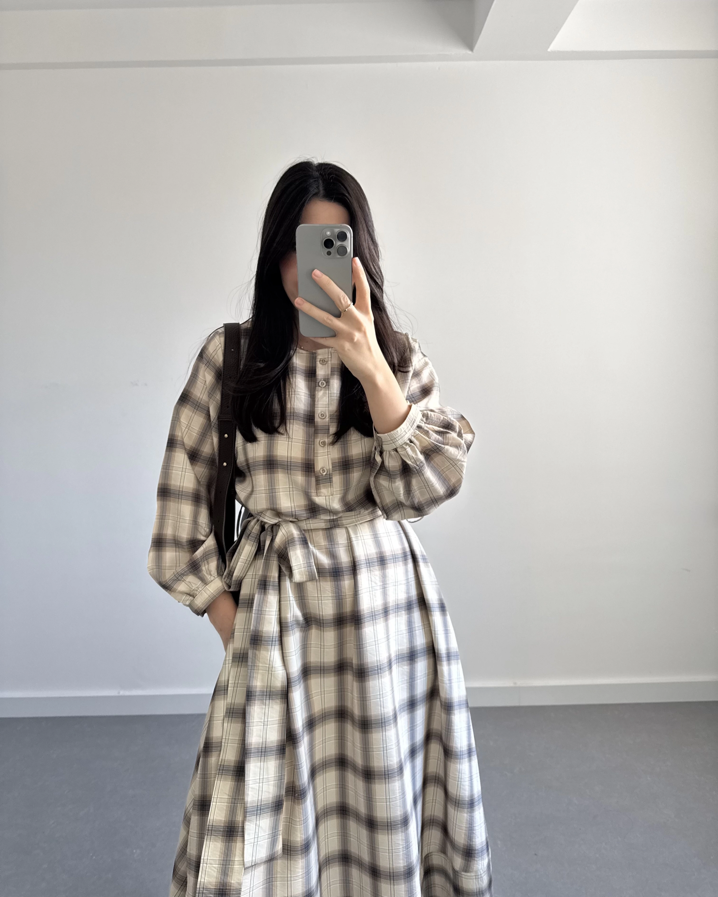 EKOSE DESEN KUŞAKLI ELBİSE BEJ