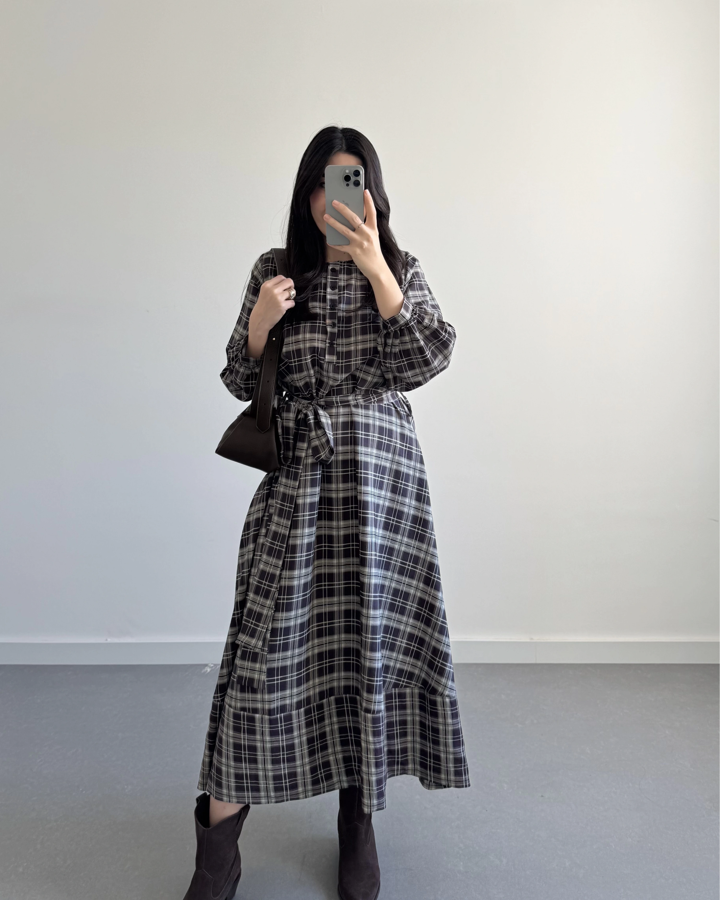 EKOSE DESEN KUŞAKLI ELBİSE KAHVE