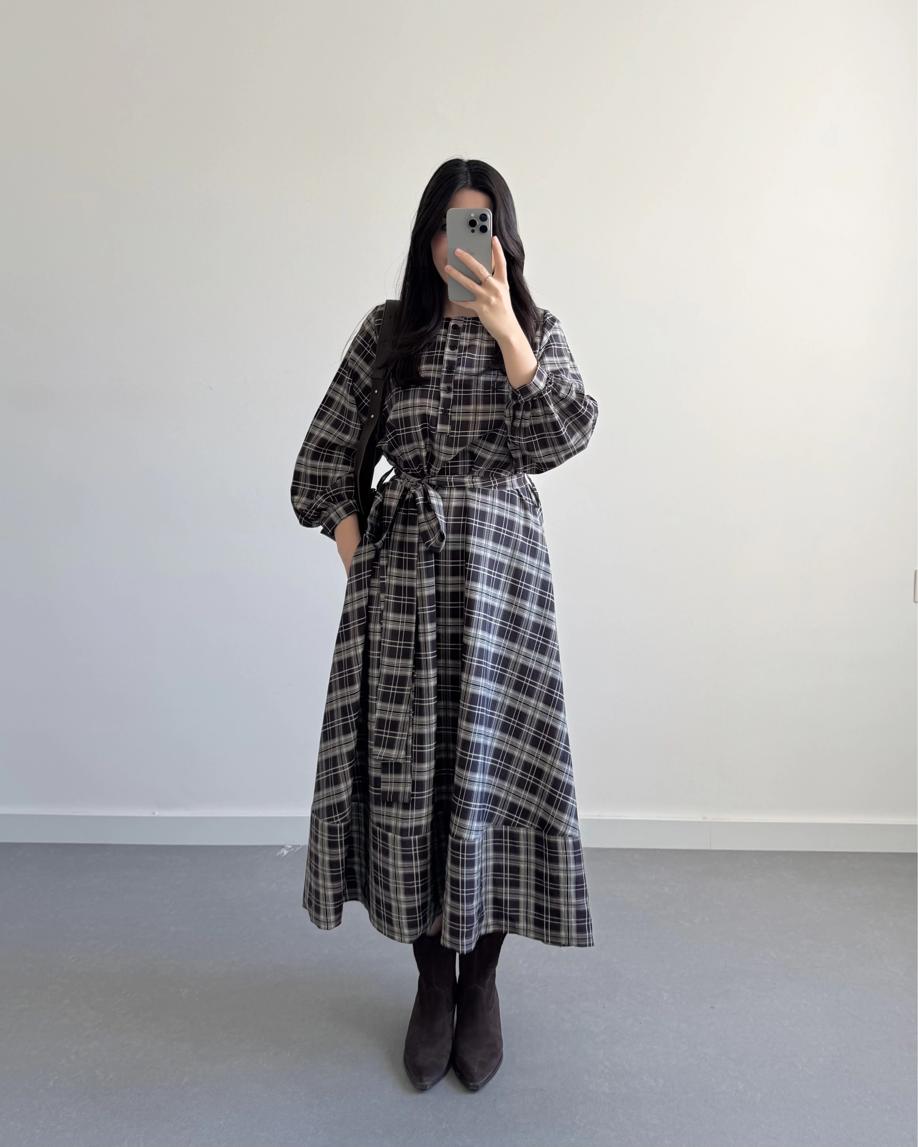 EKOSE DESEN KUŞAKLI ELBİSE KAHVE