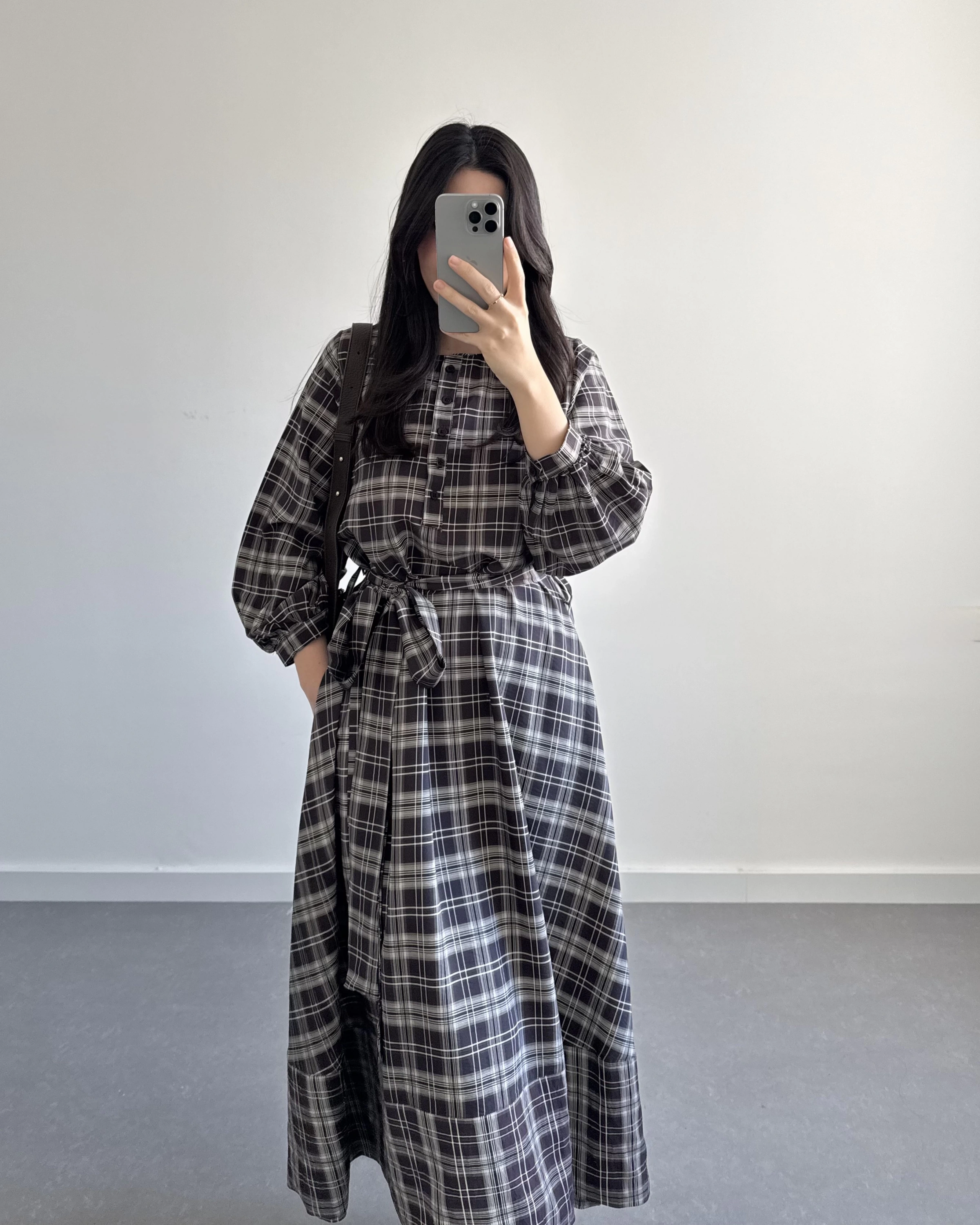 EKOSE DESEN KUŞAKLI ELBİSE KAHVE