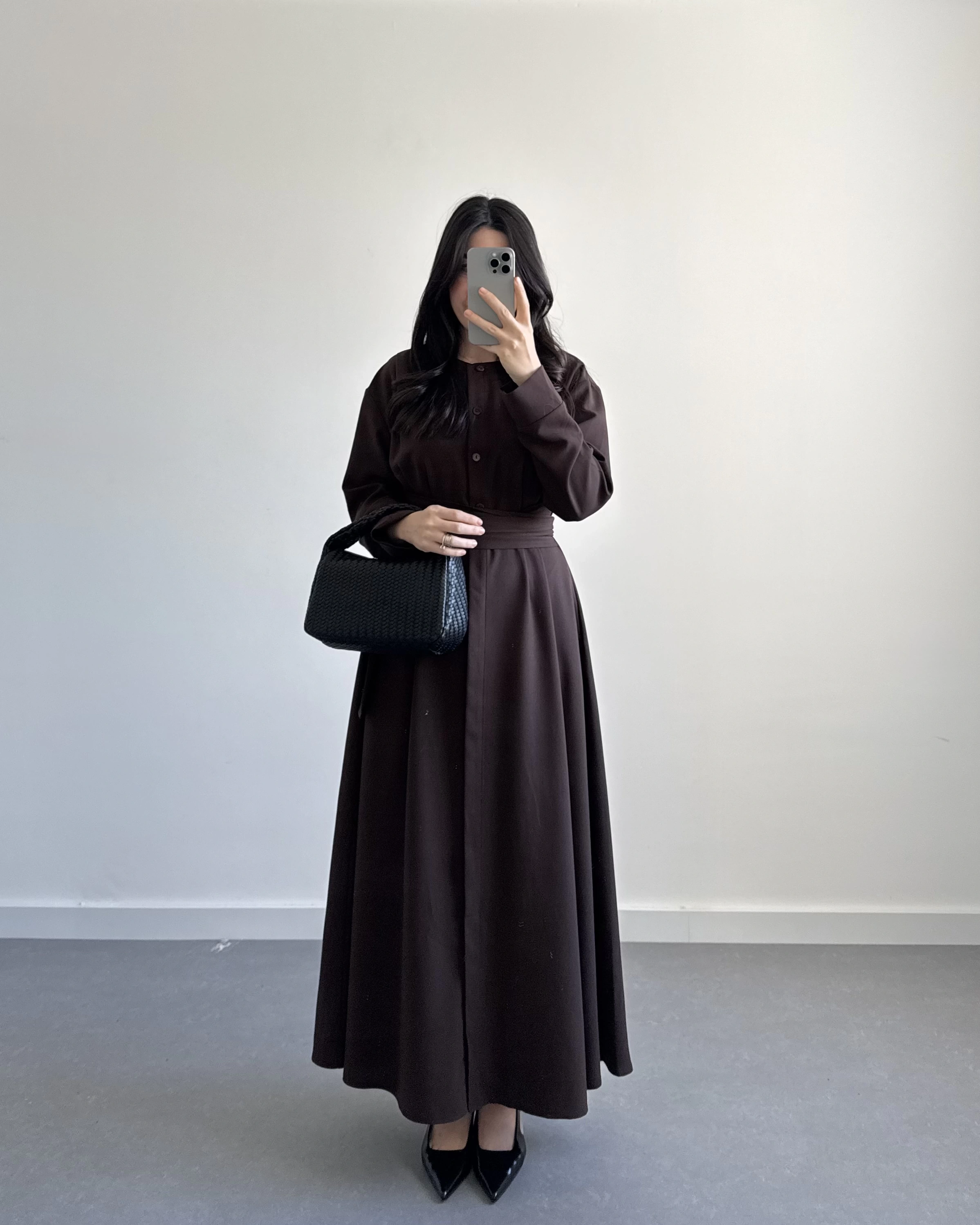 KAHVE BELİ KUŞAKLI MAKSİ ELBİSE