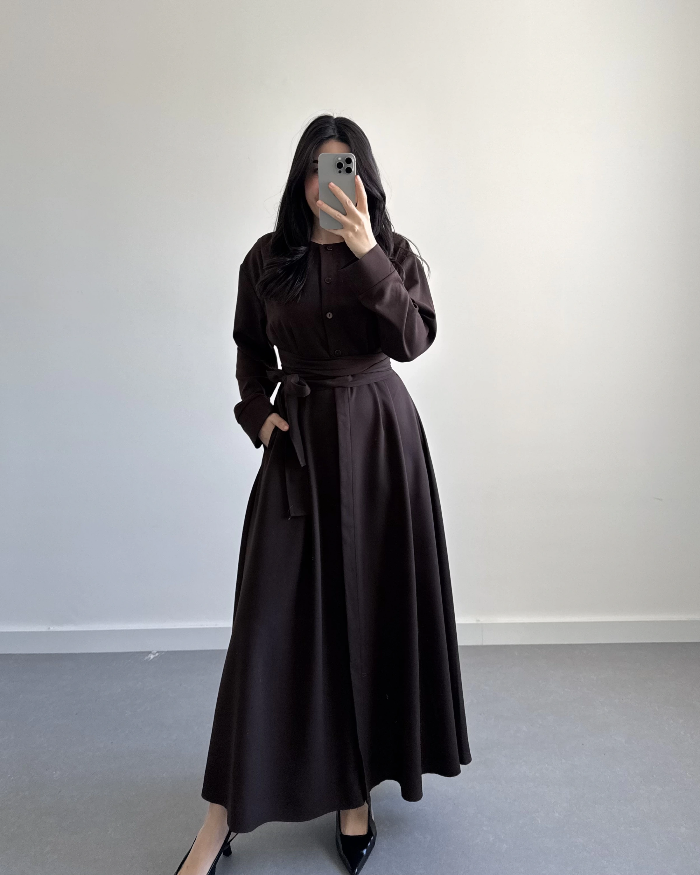 KAHVE BELİ KUŞAKLI MAKSİ ELBİSE