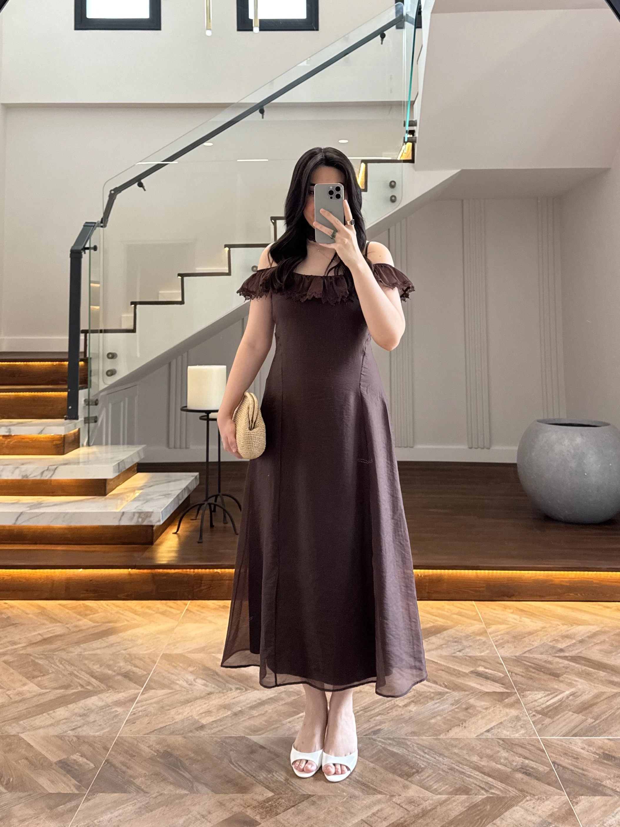 KAHVE DANTEL YAKA ASKILI ELBİSE-8543