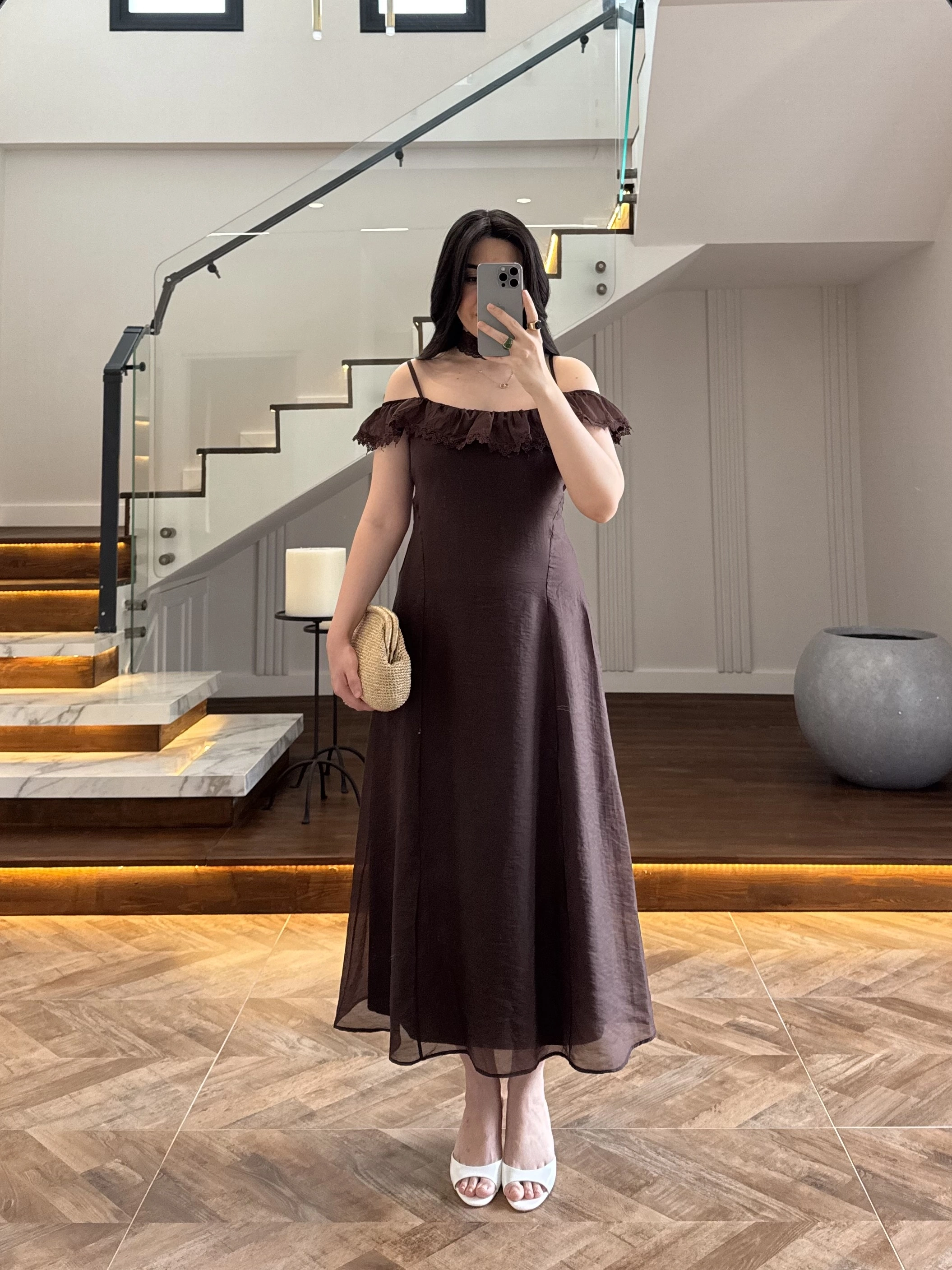 KAHVE DANTEL YAKA ASKILI ELBİSE-8543