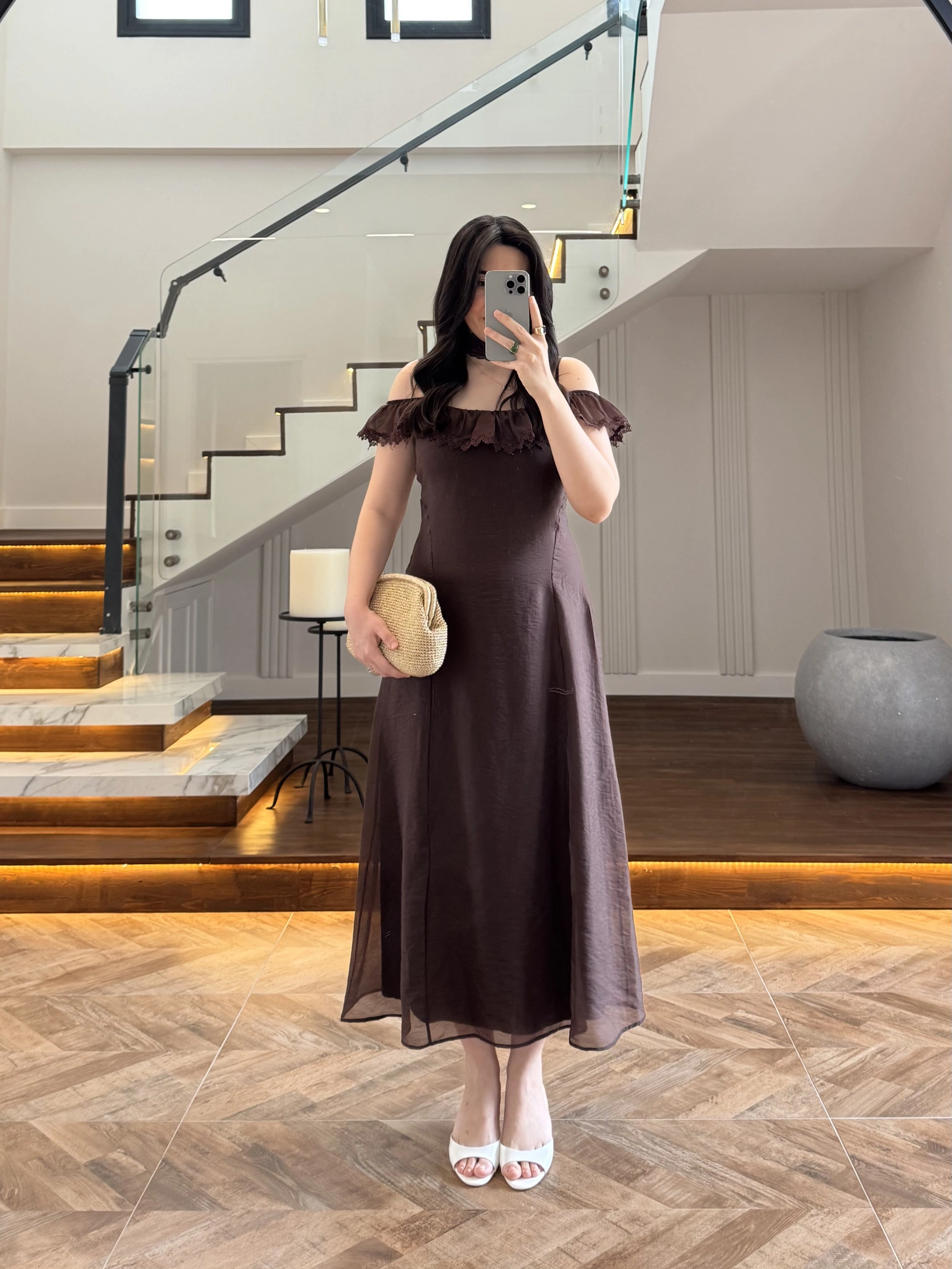 KAHVE DANTEL YAKA ASKILI ELBİSE-8543