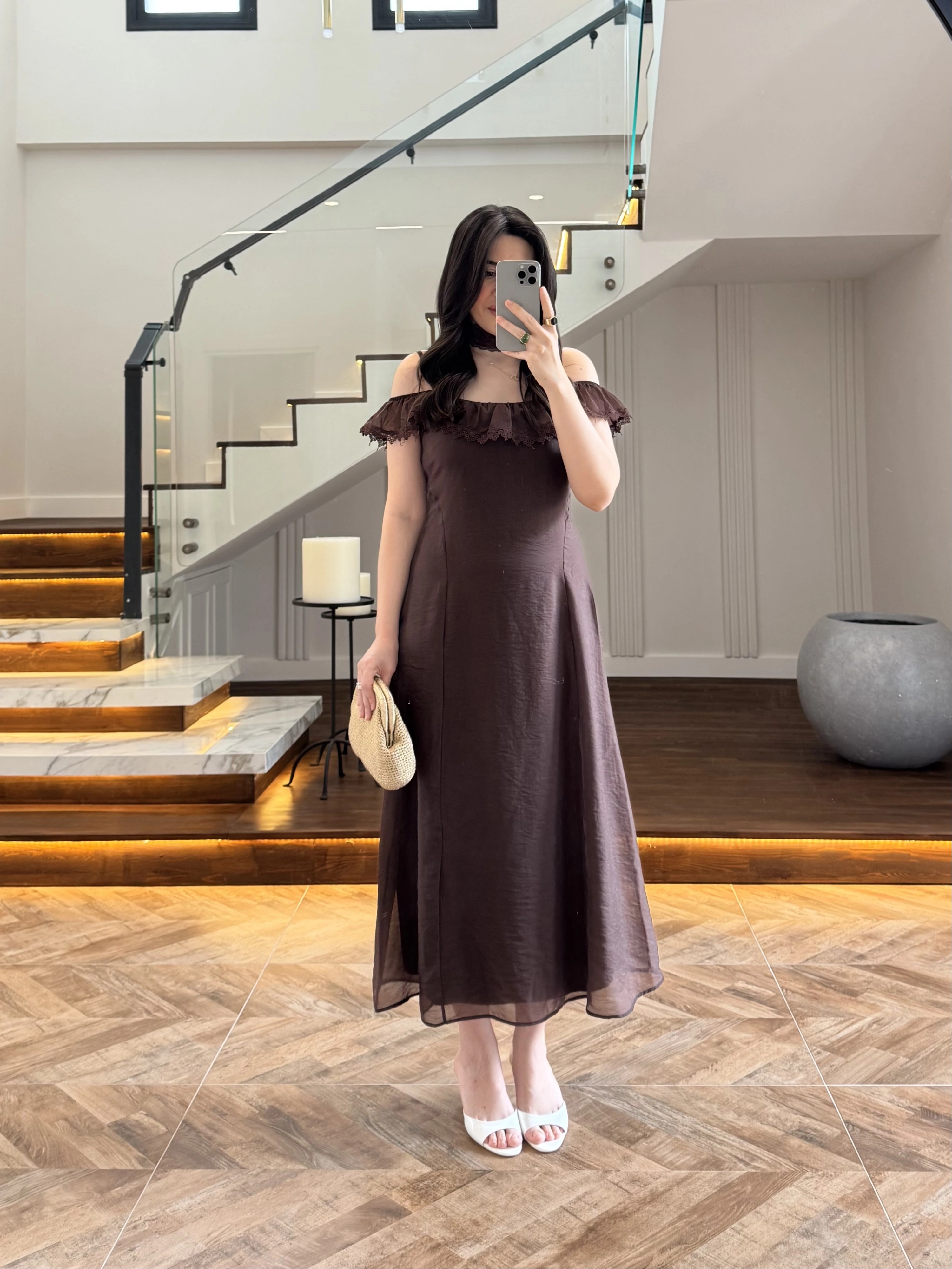KAHVE DANTEL YAKA ASKILI ELBİSE-8543