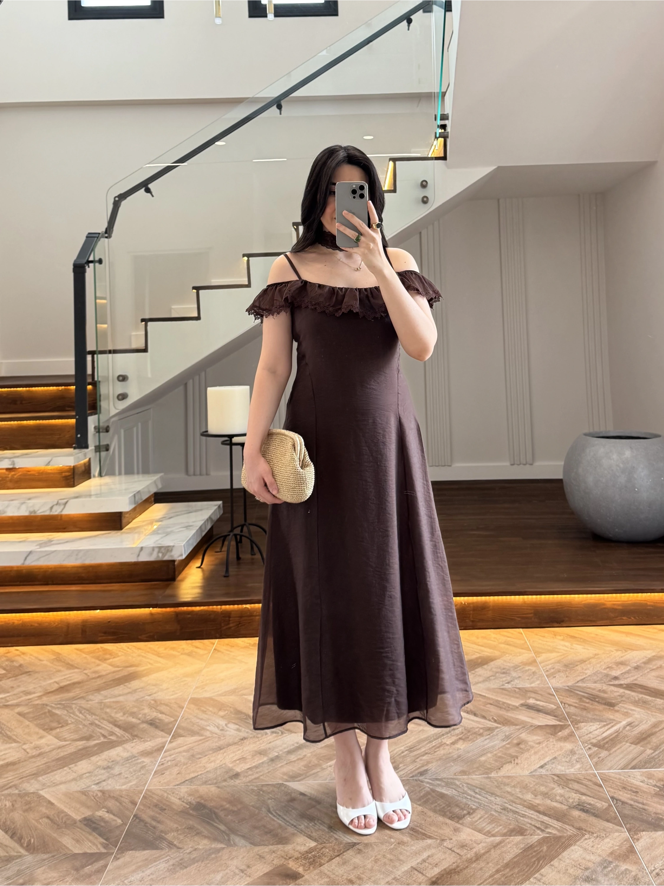 KAHVE DANTEL YAKA ASKILI ELBİSE-8543