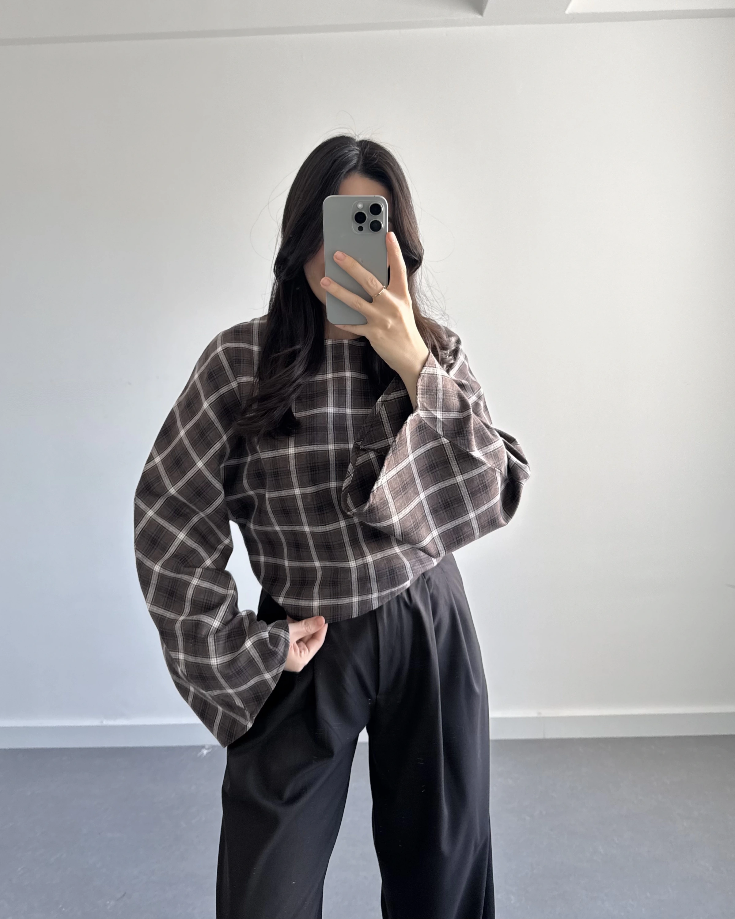 KAHVE EKOSE DESENLİ BLUZ