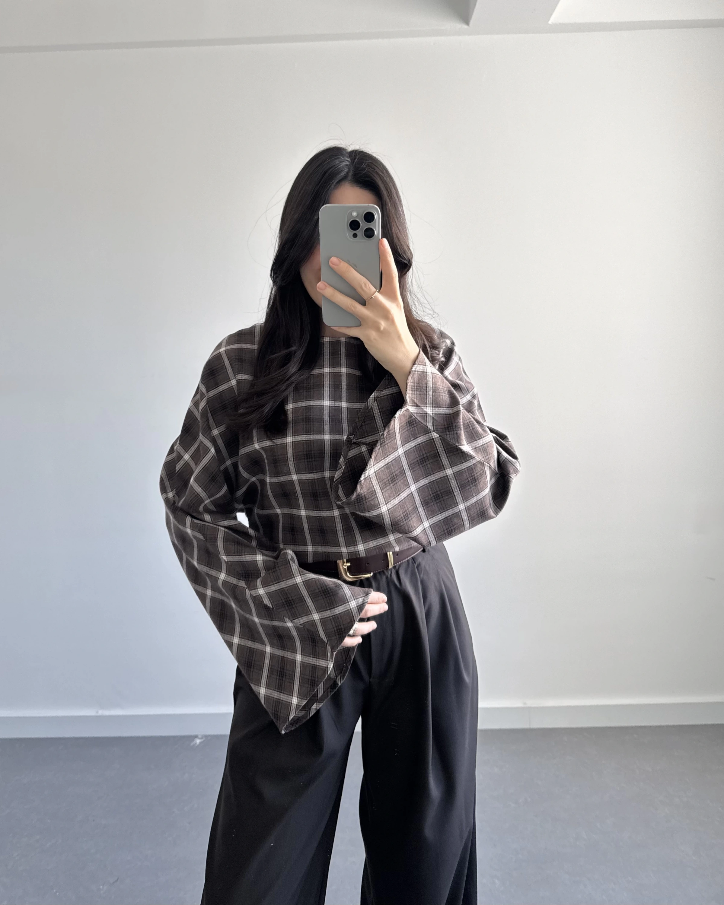 KAHVE EKOSE DESENLİ BLUZ