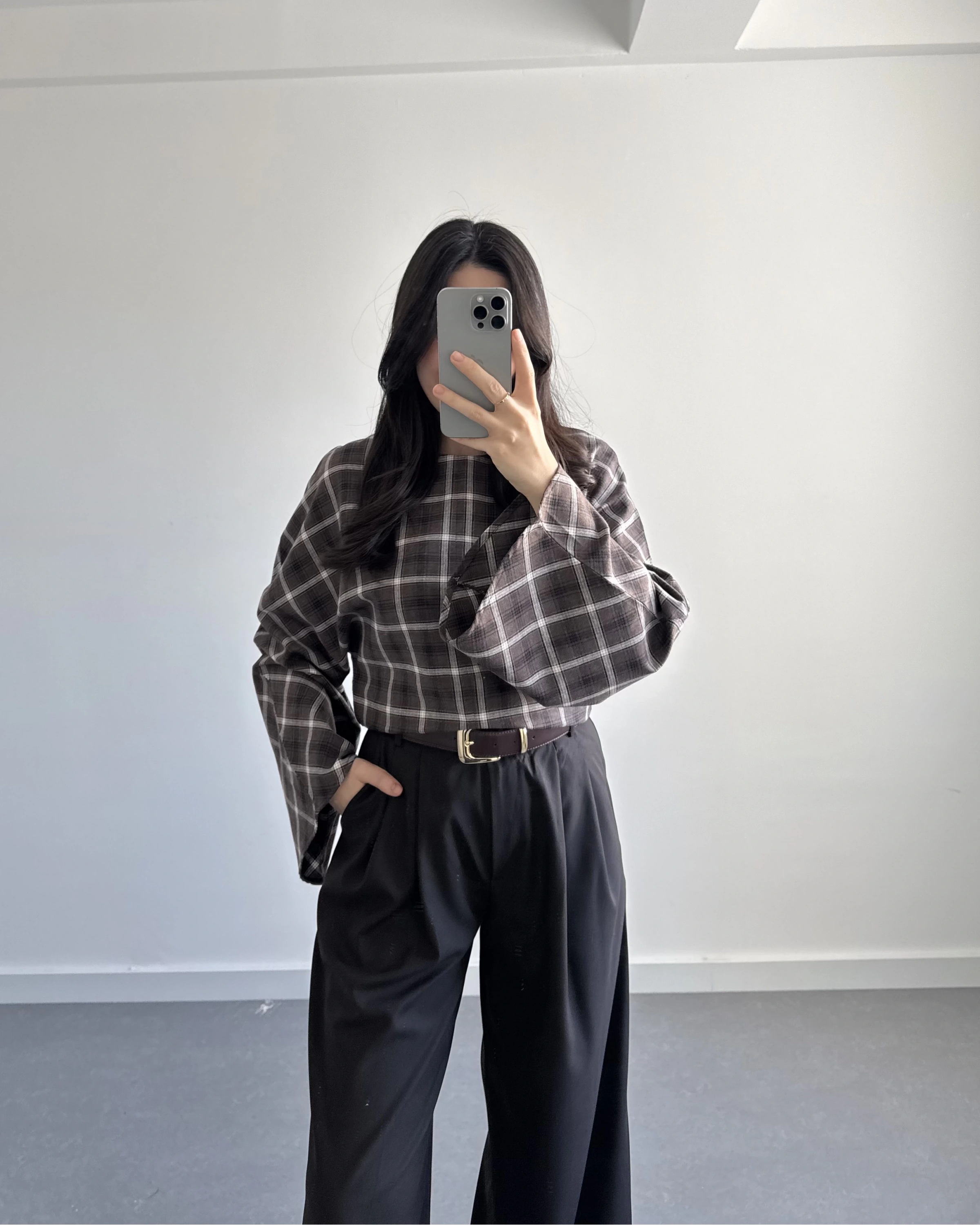 KAHVE EKOSE DESENLİ BLUZ